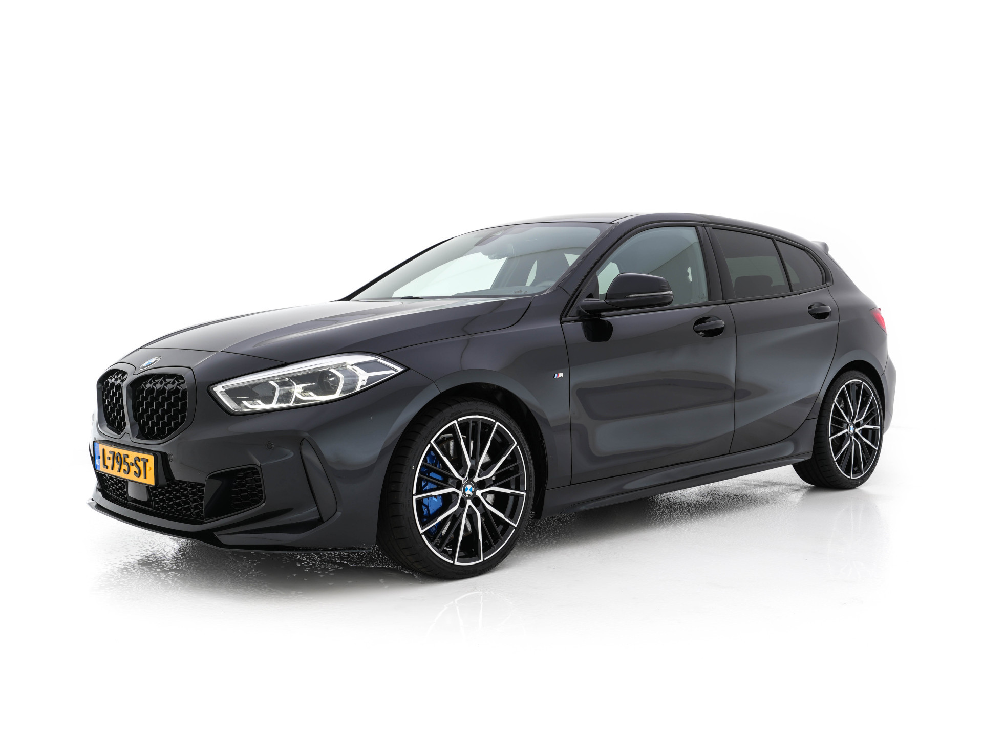 BMW 1-serie M135i xDrive M-Sportpack High Executive Aut. *ALCANTARA-MICROFIBRE | FULL-LED | HEATED-SPORTSEATS | SHIFT-PADDLES | DIGI-COCKPIT | HEAD-UP | NAVI-FULLMAP | DAB+ | PRIVACY-GLASS | AMBIENT-LIGHT | CARBON-INLAY | CARPLAY | 19''ALU*
