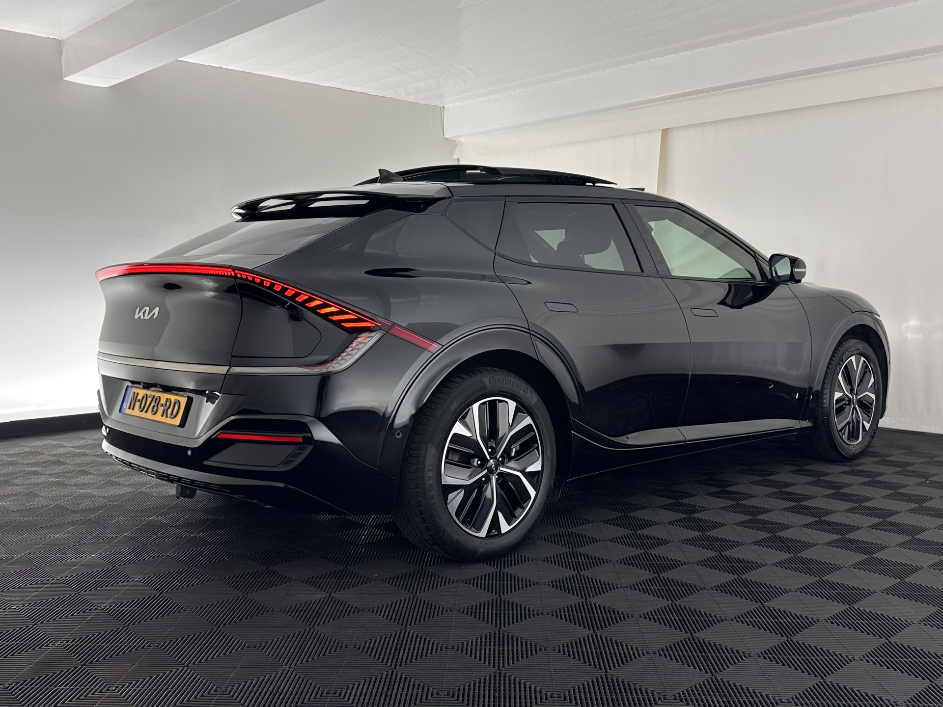 Kia EV6 GT-Line 77.4 kWh (3-Fase-11kW) {SOH-98%} (INCL-BTW) Aut. *HEATPUMP | PANO | HEAD-UP | LEATHER-ALCANTARA | ADAPTIVE-CRUISE | DIGI-COCKPIT | MERIDIAN-AUDIO | MEMORYPACK | FULL-LED | KEYLESS | TOPVIEW | DAB | BLINDSPOT | NAVI-FULLMAP |