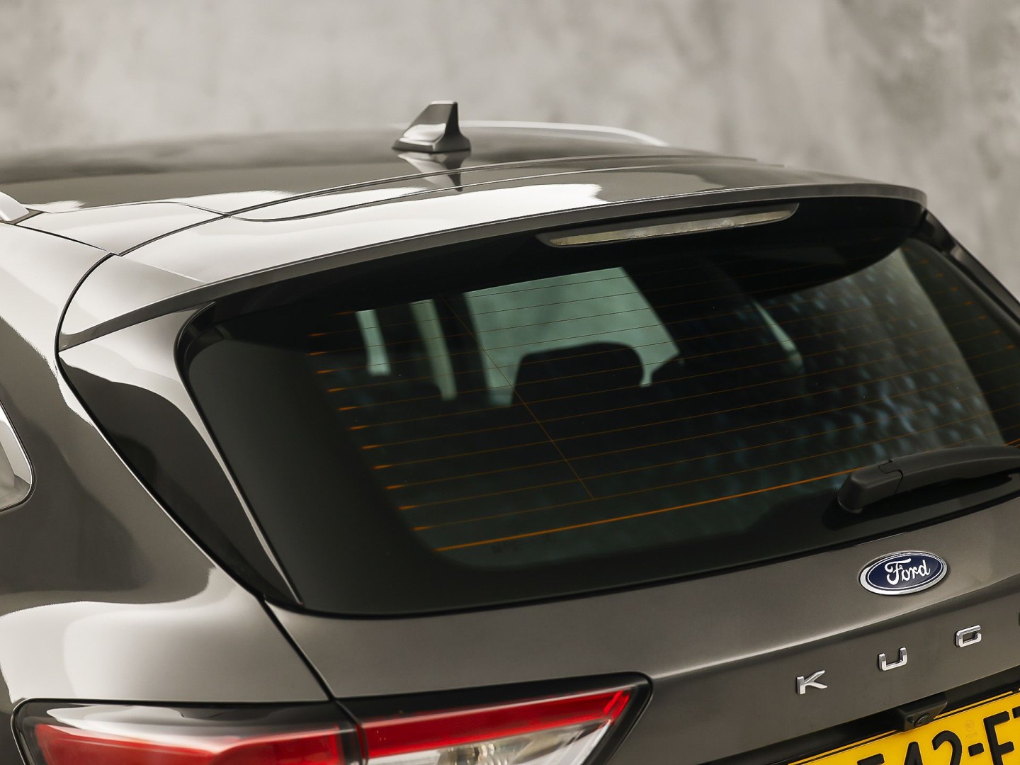 Ford Kuga 2.5 PHEV Titanium X 225Pk Automaat (SOH 87,6%, VIRTUAL COCKPIT, APPLE CARPLAY, STUUR/STOELVERWARMING, KEYLESS, SPORTSTOELEN, CAMERA, TREKHAAK, NIEUWSTAAT)