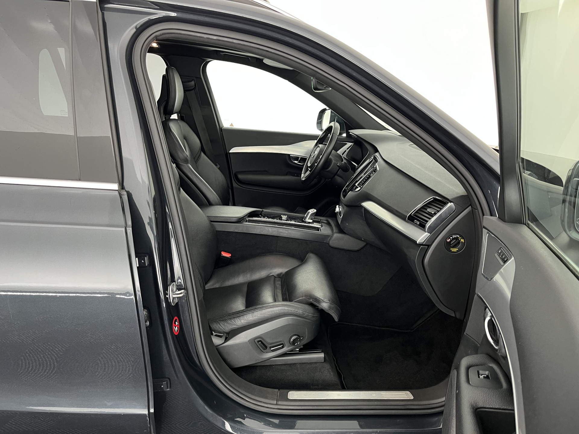 Volvo XC90 2.0 T8 Twin Engine AWD Inscription [ 7-Pers. ] (INCL-BTW) Aut. *PANO | HEAD-UP | LUXURY-LEATHER | FULL-LED | DIGI-COCKPIT | NAVI-FULLMAP | CARPLAY | ECC | HEATED-COMFORTSEATS | LANE-ASSIST | PDC | TOWBAR | 19"ALU*