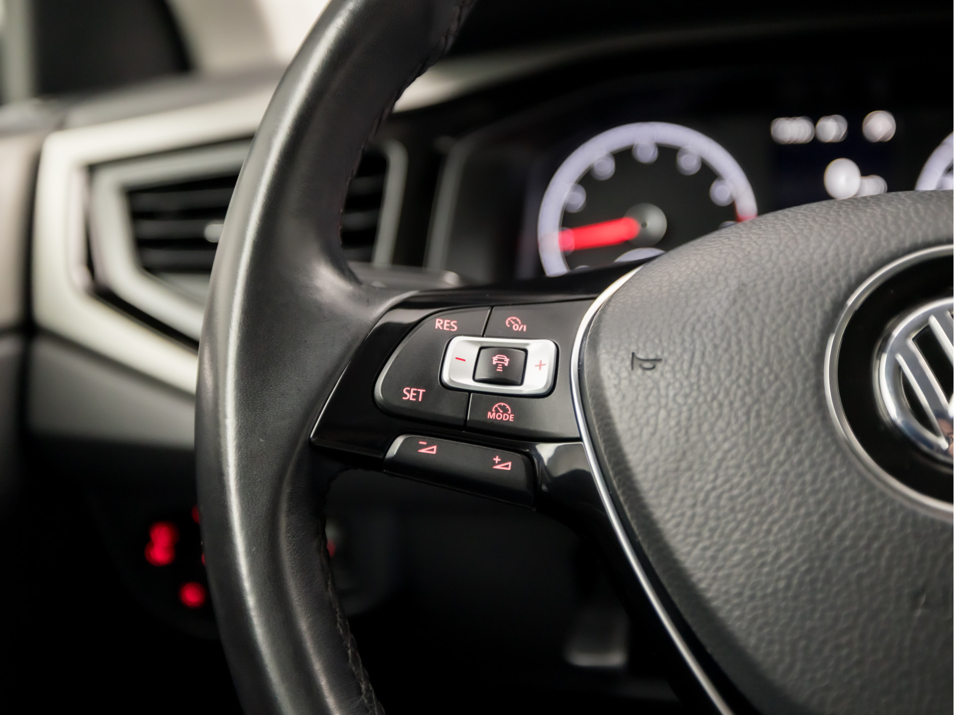 Volkswagen Polo 1.0 TSI Sportline (APPLE CARPLAY, GROOT NAVI, CLIMATE, CAMERA, SPORTSTOELEN, LM VELGEN, ADAPTIVE CRUISE, MODE KNOP, PARKEER ASSISTENT, PARKEERSENSOREN, NIEUWSTAAT)