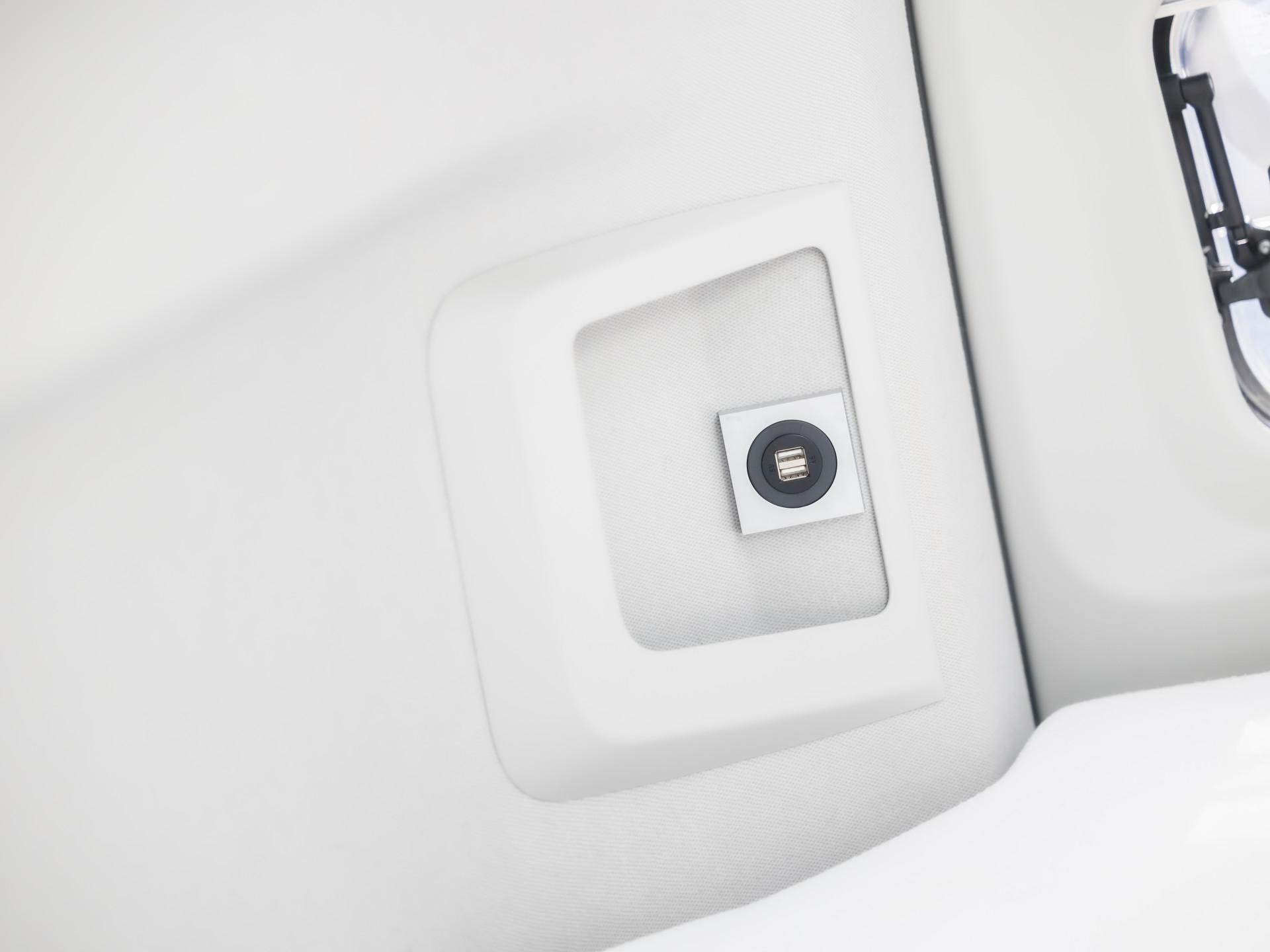 Volkswagen Crafter Grand California XXL 177Pk Automaat (LED KOPLAMPEN, STOELVERWARMING, KEUKEN, CENTRALE VERWARMING, KOELKAST, TOILET, DOUCHE, THULE ZONNESCHERM, FIETSENDRAGER, ZOET WATER)