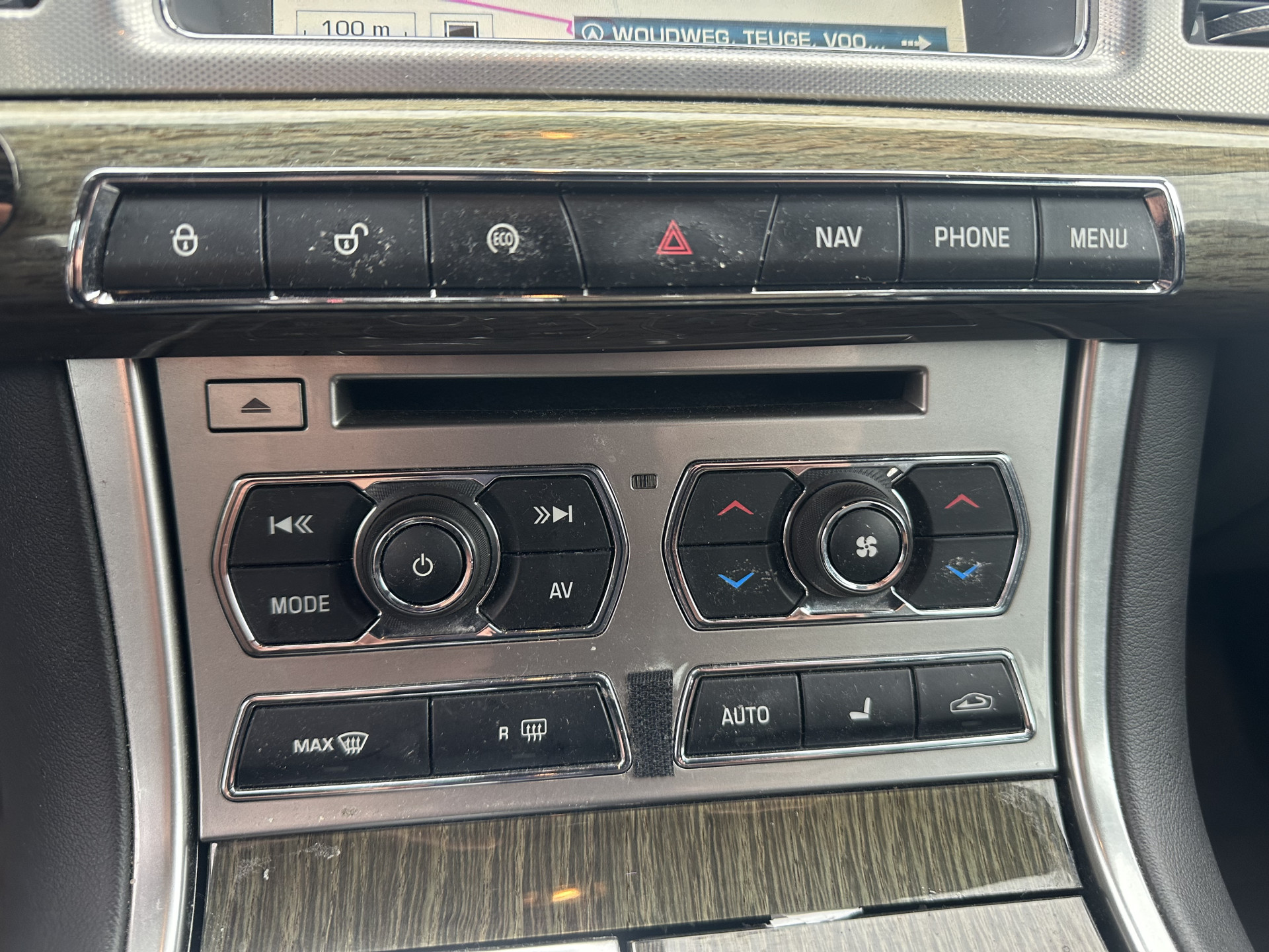 Jaguar XF 2.2D Aut. *LEATHER  | BI-XENON | NAVI-FULLMAP | CAMERA | ECC | PDC | CRUISE | HEATED-COMFORT-SEATS | KEYLESS | SHIFT-PADDLES | TOWBAR | 17"ALU*