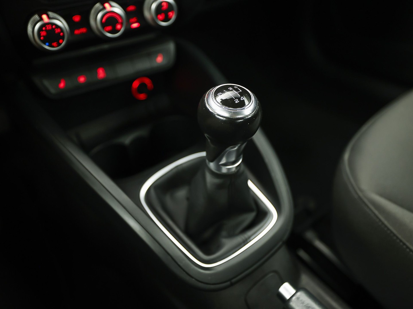 Audi A1 Sportback 1.0 TFSI Sport (NAVIGATIE, 5 DEURS, CLIMATE, STOELVERWARMING, SPORTSTOELEN, PARKEERSENSOREN, LED ACHTERLICHTEN, LM VELGEN, NIEUWE APK, NIEUWSTAAT)