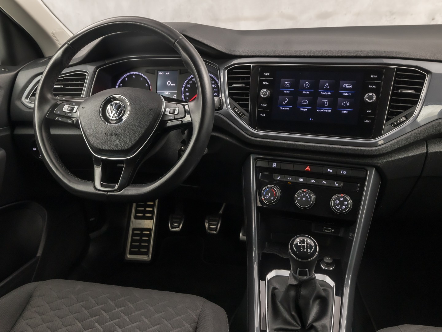Volkswagen T-Roc 1.0 TSI Sport (APPLE CARPLAY, GROOT NAVI, STOELVERWARMING, GETINT GLAS, SPORTSTOELEN, ADAPTIVE CRUISE, PARKEERSENSOREN, NIEUWSTAAT)