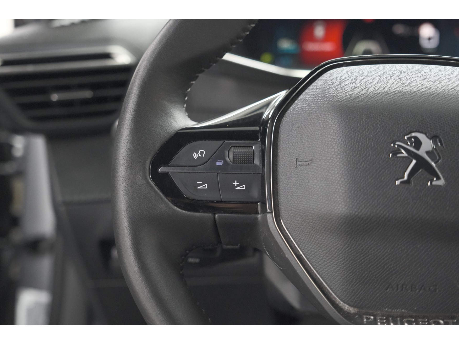 Peugeot 2008 PureTech 130 Allure Pack | Camera | Adaptieve Cruise Control | Apple Carplay | Stoelverwarming