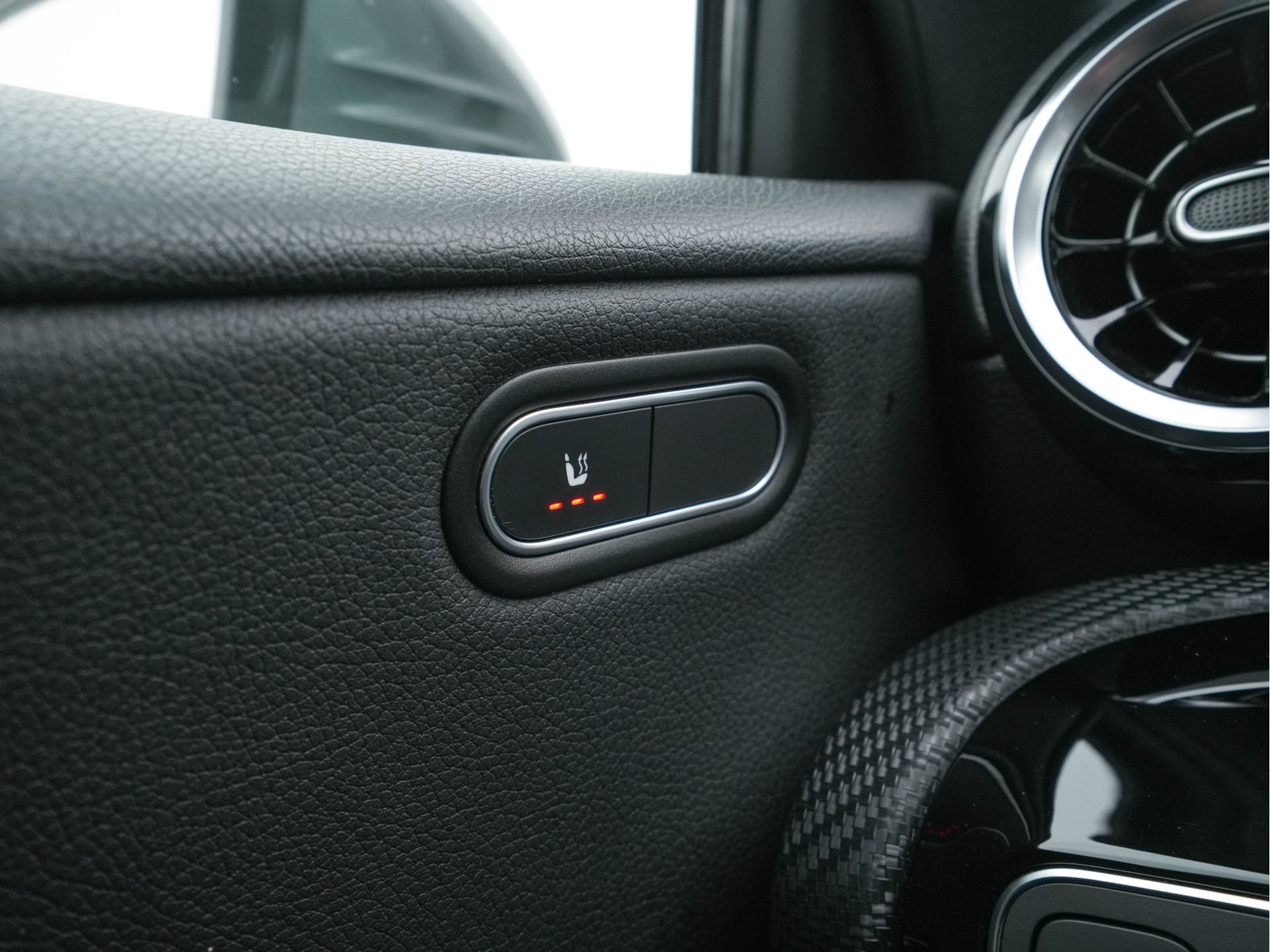 Mercedes-Benz A-klasse 180 Advantage Style-Pack (INCL-BTW) Aut. *WIDESCREEN-DIGI-COCKPIT | LEATHER-MICROFIBRE | CAMERA | NAVI-FULLMAP | ECC | PDC | CRUISE | CARPLAY | HEATED-SPORTSEATS | CARBON-INLAY | DAB | SHIFT-PADDLES | 16"ALU*