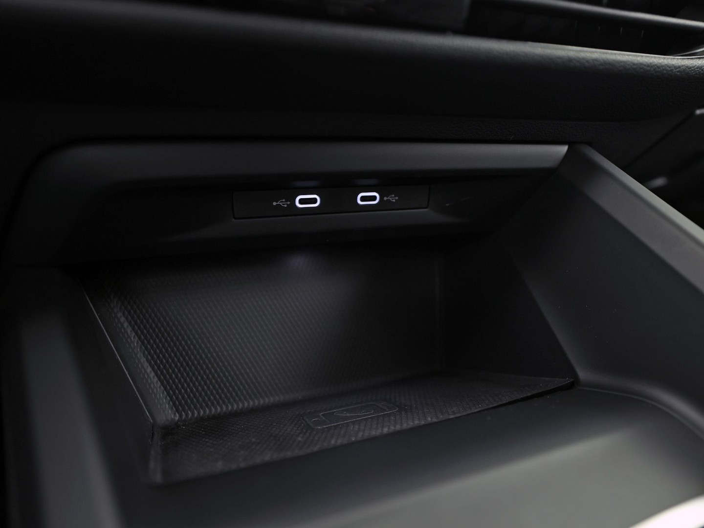 Volkswagen Golf 1.5 TSI Sport (PANORAMADAK, BLACK PACK, APPLE CARPLAY, GROOT NAVI, CAMERA, MEMORY SEAT, STOELVERWARMING, ALCANTARA, GETINT GLAS, TREKHAAK, NIEUWSTAAT)