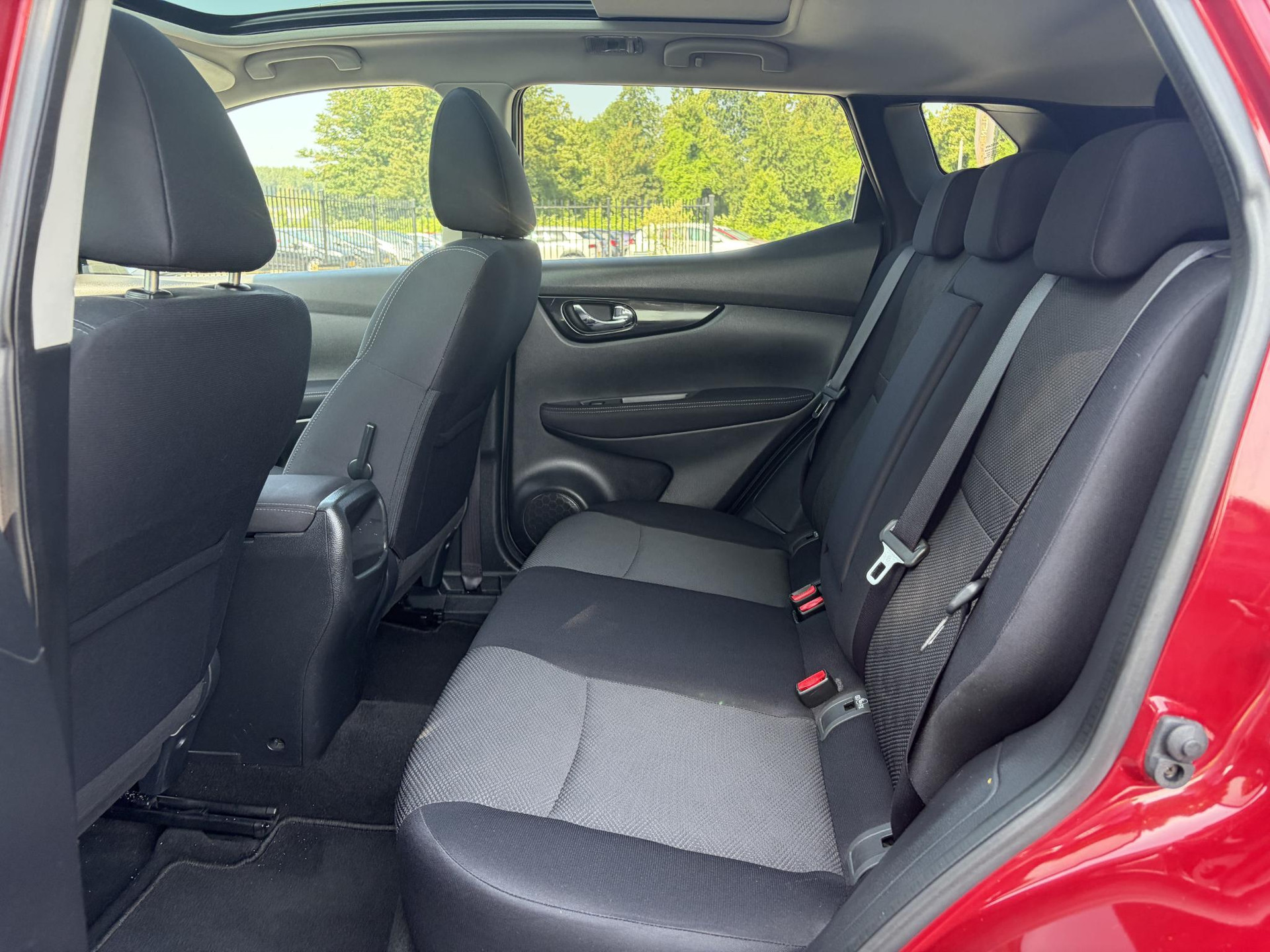 Nissan Qashqai 1.2 N-Connecta 360° Camera,Pano,Trekhaak,Navi,Clima,Cruise,Pdc V+A,Lm velgen,6 Bak,Dakrails,N.A.P,115pk,Apk tot 11-2026