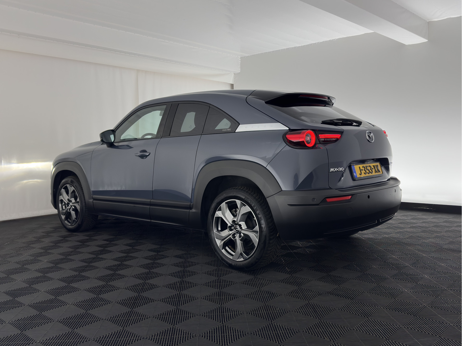 Mazda MX-30 e-SkyActiv 145 First Edition 36 kWh {SOH-92%} (INCL-BTW) Aut.*LEATHER-MICROFIBRE | FULL-LED | NAVI-FULLMAP | KEYLESS | BLIND-SPOT |  ADAPTIVE-CRUISE | HEAD-UP | CAMERA | DIGI-COCKPIT | MEMORY-PACK | SHIFT-PADDLES | 18"ALU*