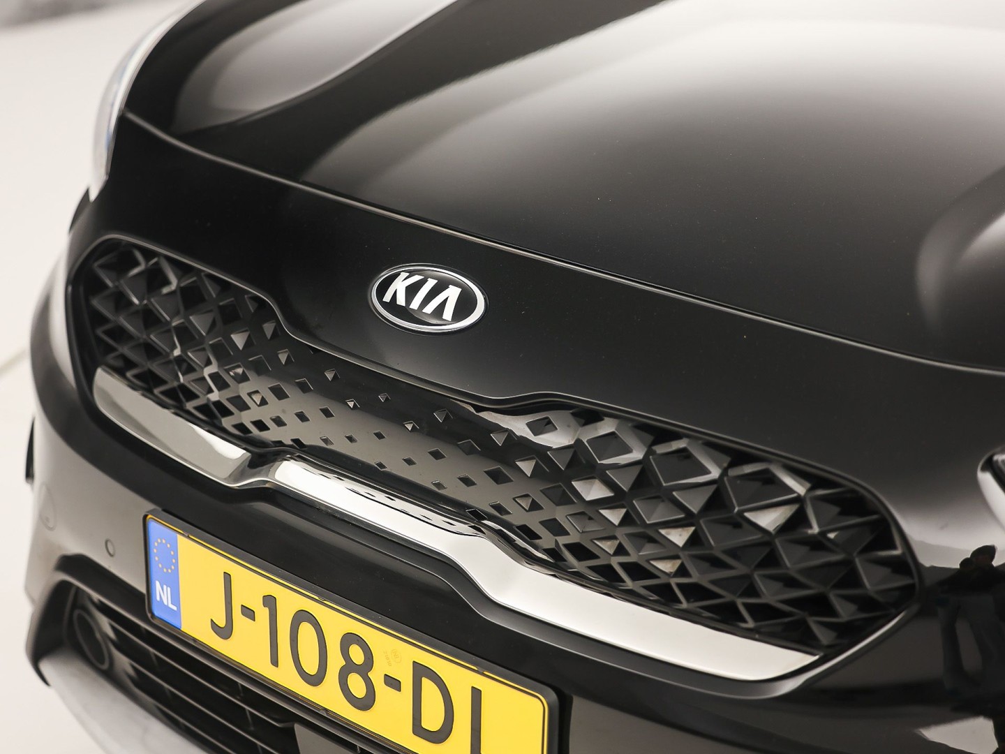 Kia Niro 1.6 GDi PHEV DynamicPlusLine Automaat (APPLE CARPLAY, GROOT NAVI, STUUR/STOELVERWARMING, CAMERA, TREKHAAK, SPORTSTOELEN, GETINT GLAS, ADAPTIVE CRUISE, NIEUWSTAAT)