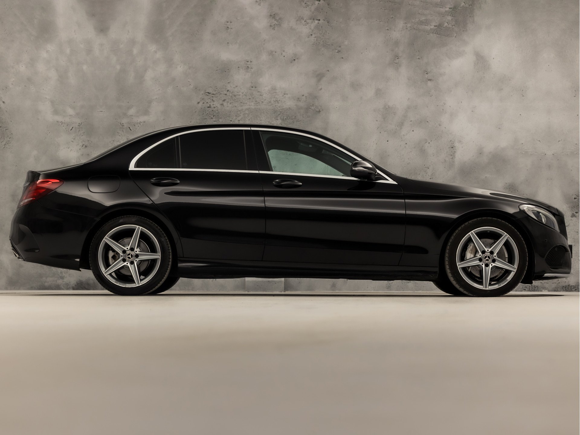 Mercedes-Benz C-Klasse 180 AMG Sport 156Pk Automaat (NAVIGATIE, CAMERA, LEDER, ZWART HEMEL, STOELVERWARMING, SPORTSTOELEN, GETINT GLAS, NIEUWSTAAT)