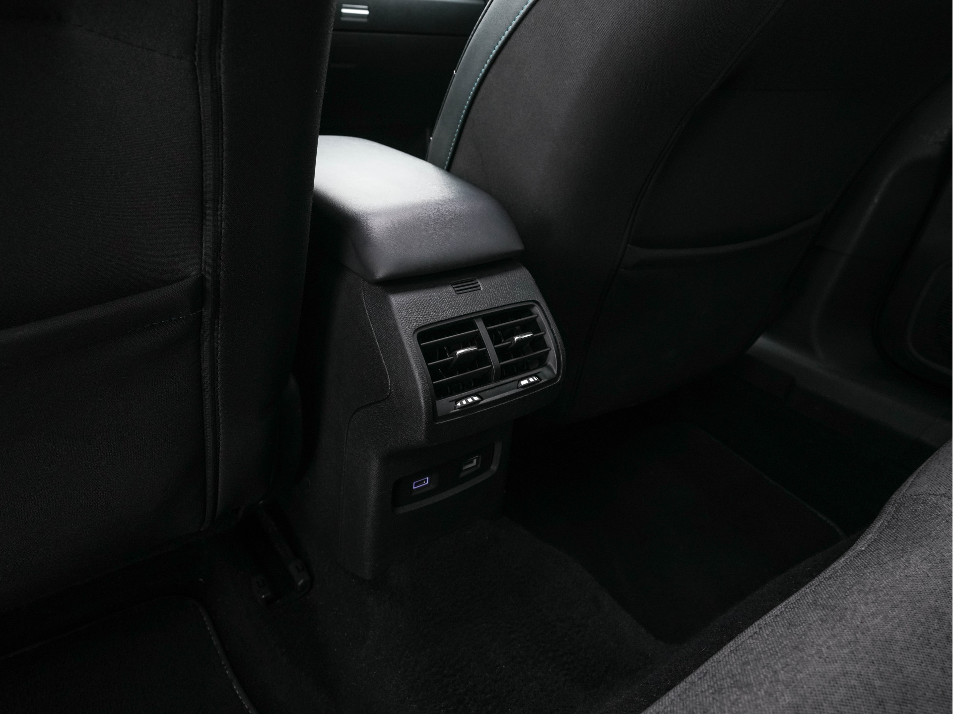 Citroën Ë-C4 Feel 50 kWh [ 3-Fase-11kW ] (INCL-BTW) *PANO | HEAD-UP | LEATHER-FABRIC | FULL-LED | DIGI-COCKPIT | BLINDSPOT | CARPLAY | COMFORT-SEATS | ECC | LANE-ASSIST | KEYLESS | PDC | CRUISE | DAB  | CCS-FASTLOADER | 18''ALU*