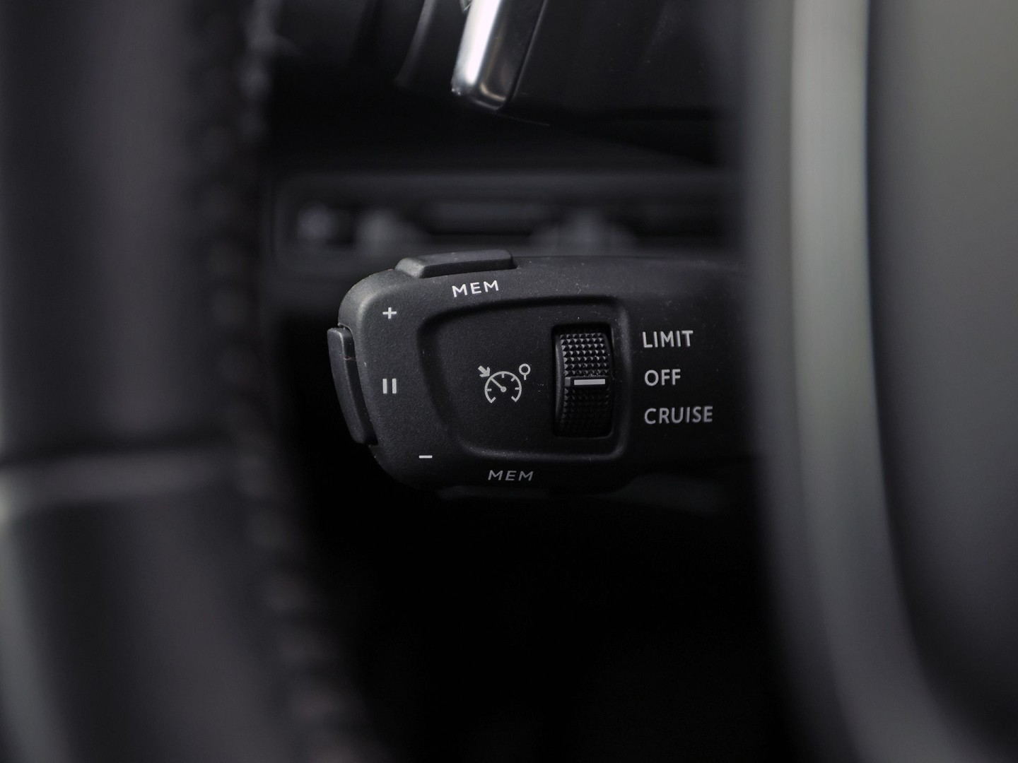 Peugeot 3008 1.2 PureTech Premium Automaat (APPLE CARPLAY, NAP, GROOT NAVI, 360 CAMERA, TREKHAAK, SPORTSTOELEN, LANE ASSIST, CRUISE, NIEUWSTAAT)