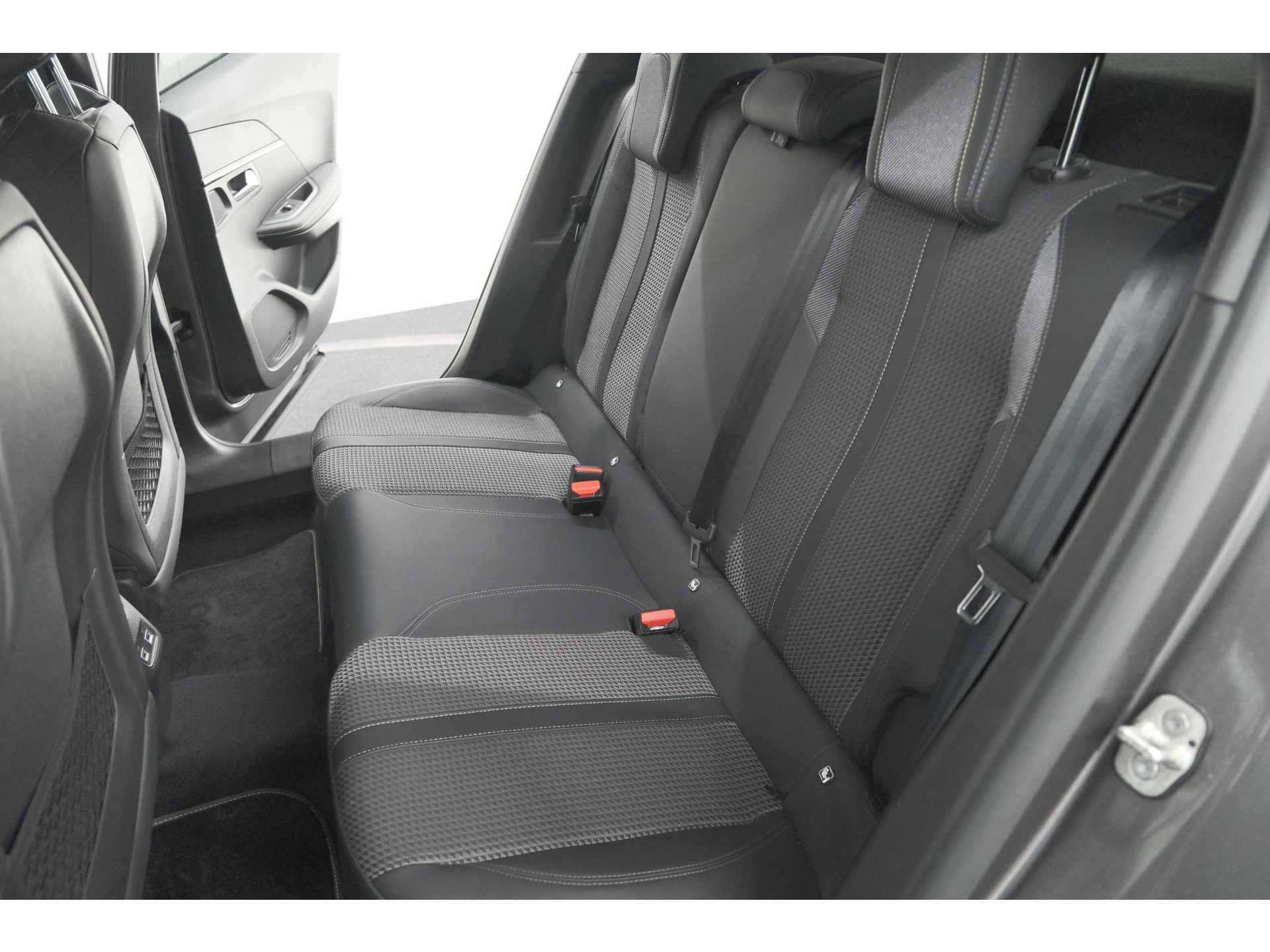 Peugeot 2008 PureTech 130 EAT8 GT | Camera | Dodehoekdetectie | Apple Carplay | Pack Winter