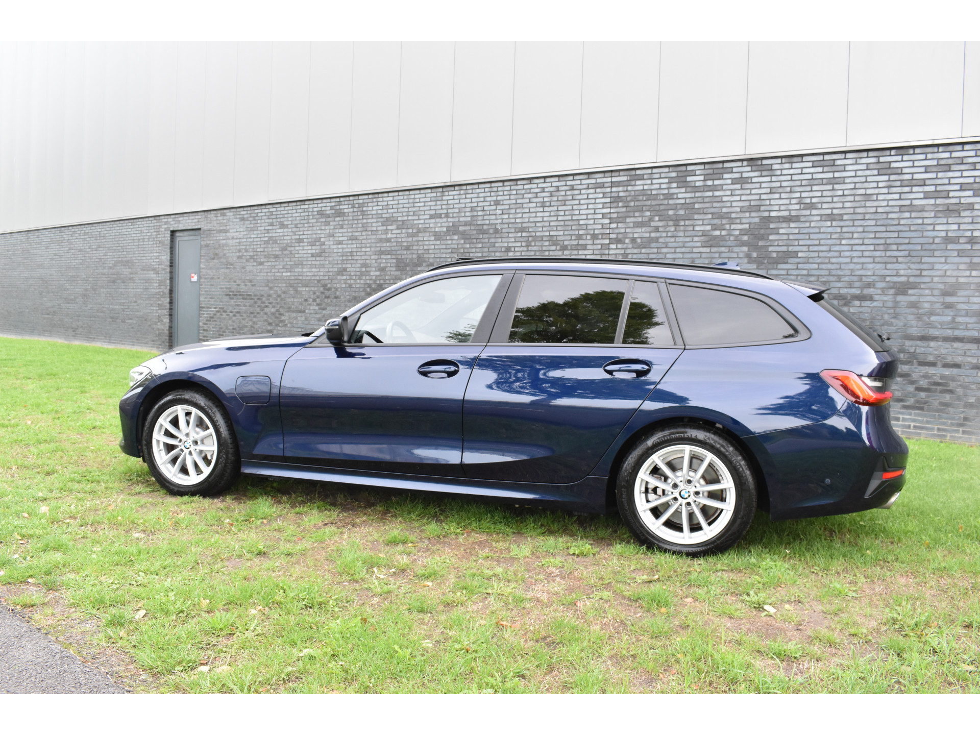 BMW 3-serie Touring 330e Business Edition Plus Plugin-hybride Pano Leder