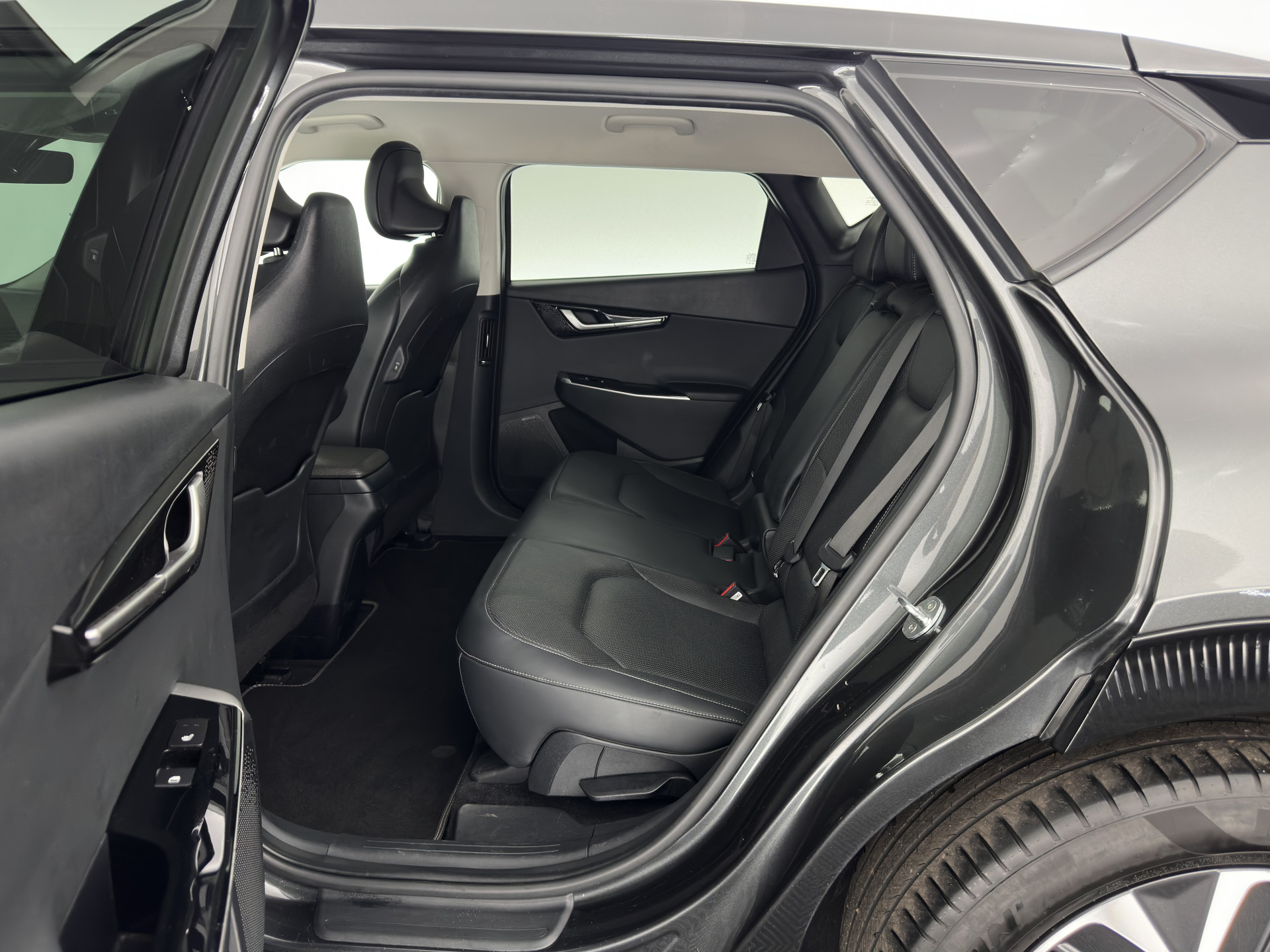 Kia EV6 Plus 77.4 kWh [ 3-Fase ] SOH100% (INCL-BTW) Aut. *LEATHER | ADAPTIVE-CRUISE | DIGI-COCKPIT | MERIDIAN-AUDIO | MEMORY-PACK | FULL-LED | KEYLESS | CAMERA | DAB | BLIND-SPOT | NAVI-FULLMAP | PRIVACY-GLASS | AMBIENT-LIGH