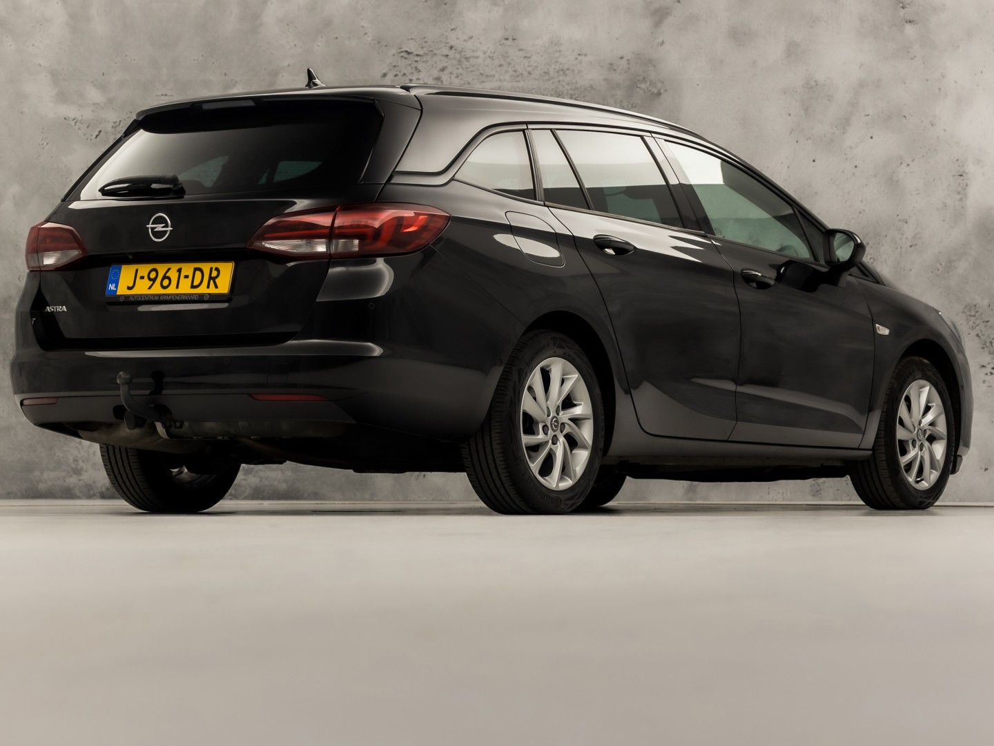 Opel Astra Sports Tourer 1.2 Innovation Sport (APPLE CARPLAY, DIGITALE COCKPIT, GROOT NAVI, CLIMATE, CAMERA, TREKHAAK, SPORTSTOELEN, GETINT GLAS, KEYLESS, ADAPTIVE CRUISE, NIEUWSTAAT)