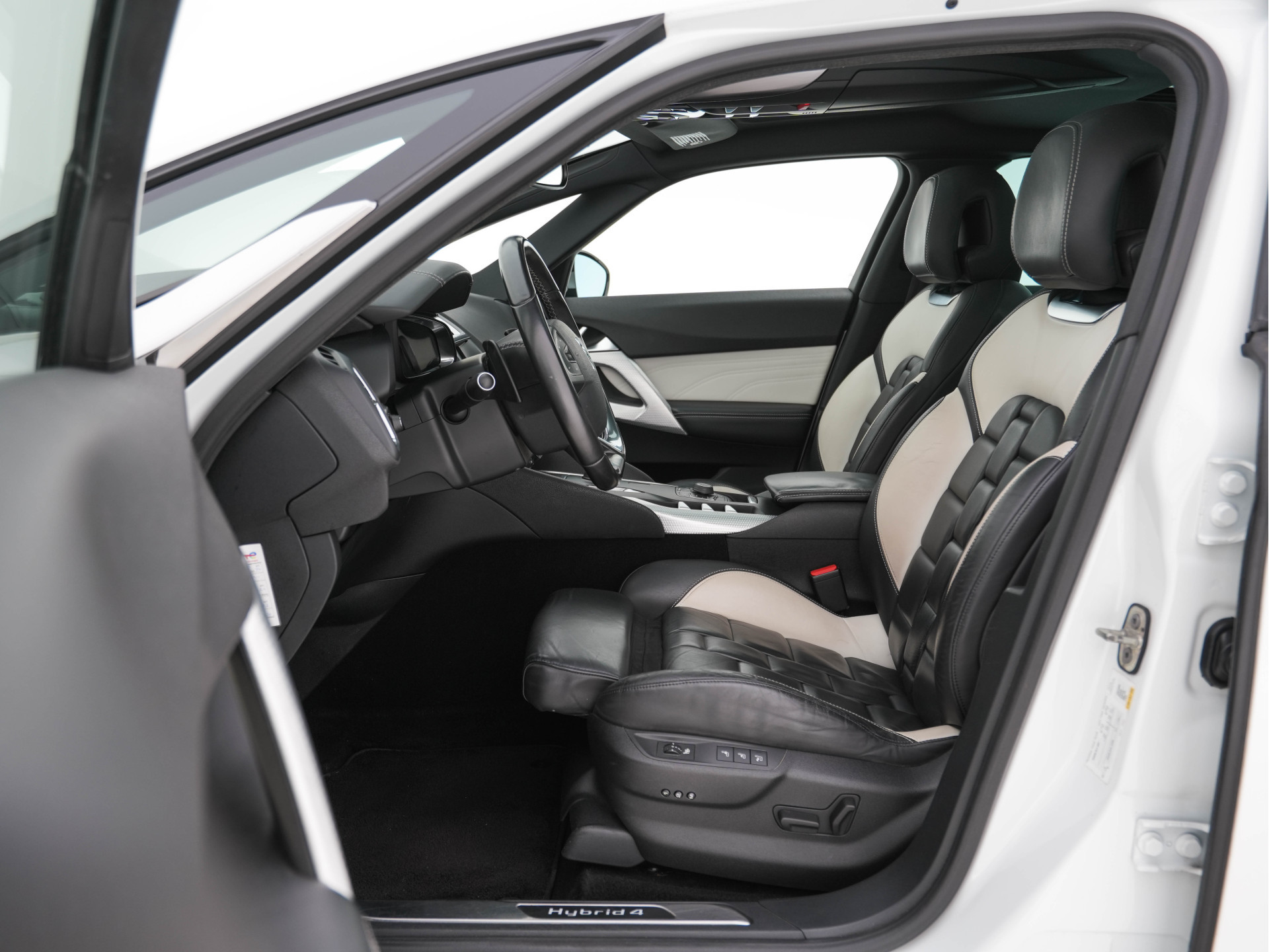 Citroën DS5 2.0 Hybrid4 Business Executive Aut. *PANO | TWO-TONE-LEATHER | MEMORY-PACK | NAVI-FULLMAP | XENON | KEYLESS | CAMERA | HEAD-UP | MASSAGE-SEAT | CRUISE | SPORT-SEATS | 17"ALU*