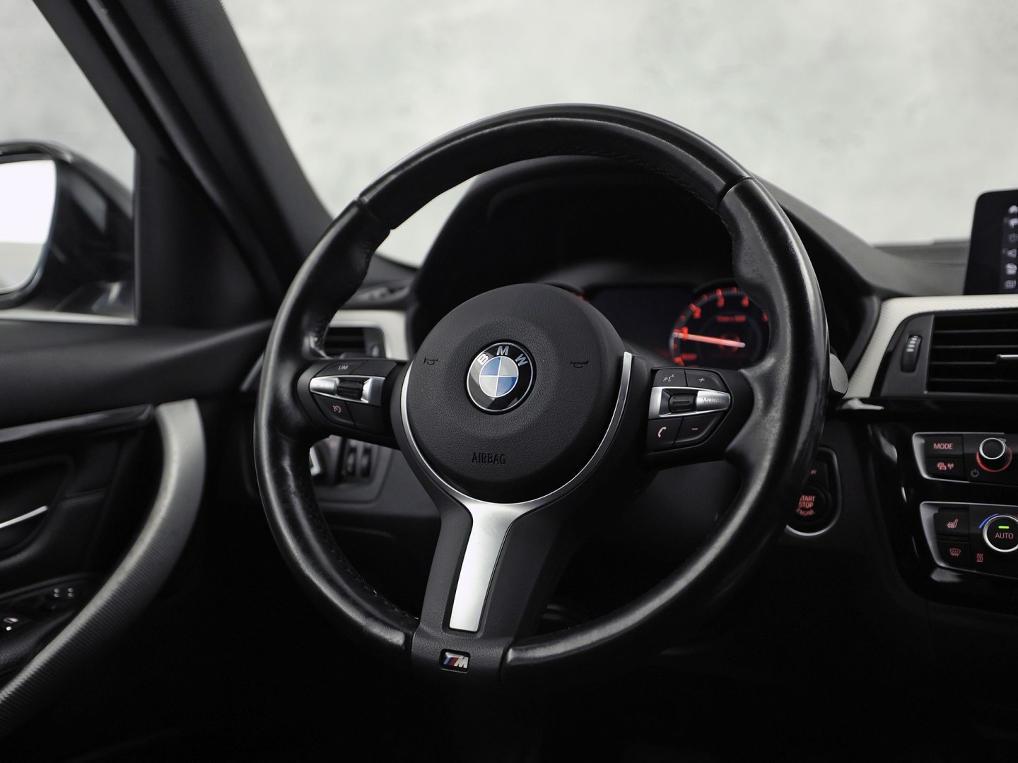 BMW 3 Serie 318i M Sport High Executive Automaat (VIRTUAL COCKPIT, M PAKKET, GROOT NAVI, STOELVERWARMING, SPORT AUTOMAAT, SPORTSTOELEN, TREKHAAK, GETINT GLAS, PARKEERSENSOREN, NIEUWSTAAT)