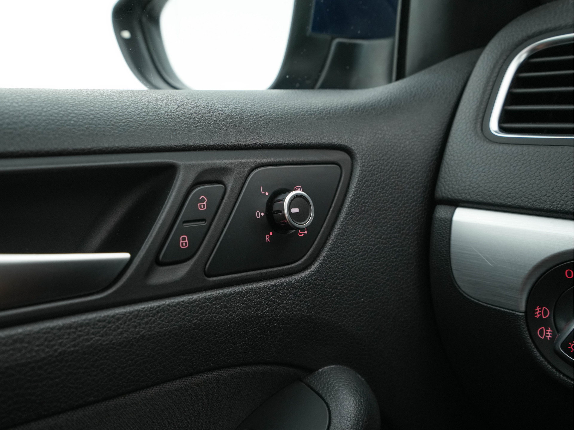 Volkswagen Jetta 1.4 TSI Hybrid Highline Executive-Pack Aut. *PANO | BI-XENON | NAVI-FULLMAP | CAMERA | HEATED-COMFORTSEATS | ECC | PDC | PRIVACY-GLASS | CRUISE | RADIO-CD | SHIFT-PADDLES | 17''ALU*