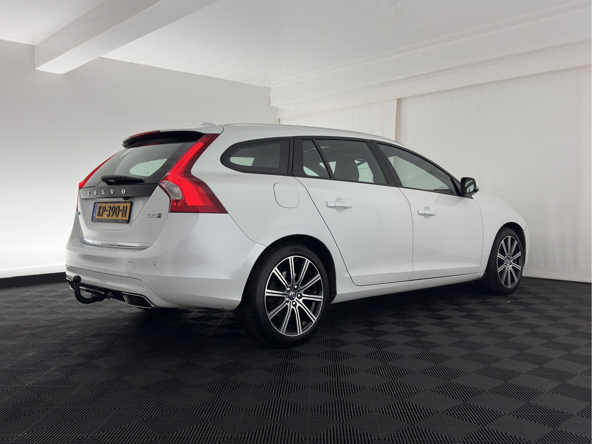 Volvo V60 2.4 D5 Twin Engine Special Edition Aut. *PANO | LEATHER | BI-XENON | BLINDSPOT | MEMORY-PACK | NAVI-FULLMAP | HEATED-SPORTSEATS | CAMERA | PERFORMANCE-AUDIO | TOWBAR | 18''ALU*