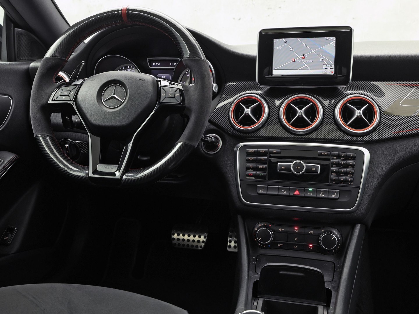 Mercedes-Benz CLA-Klasse 250 AMG Sport 211Pk Automaat (PANORAMADAK, STERRENHEMEL, NAVIGATIE, RODE GORDELS, LEDER/ALCANTARA, STOELVERWARMING, SPORTSTOELEN, GETINT GLAS, CRUISE, NIEUWSTAAT)