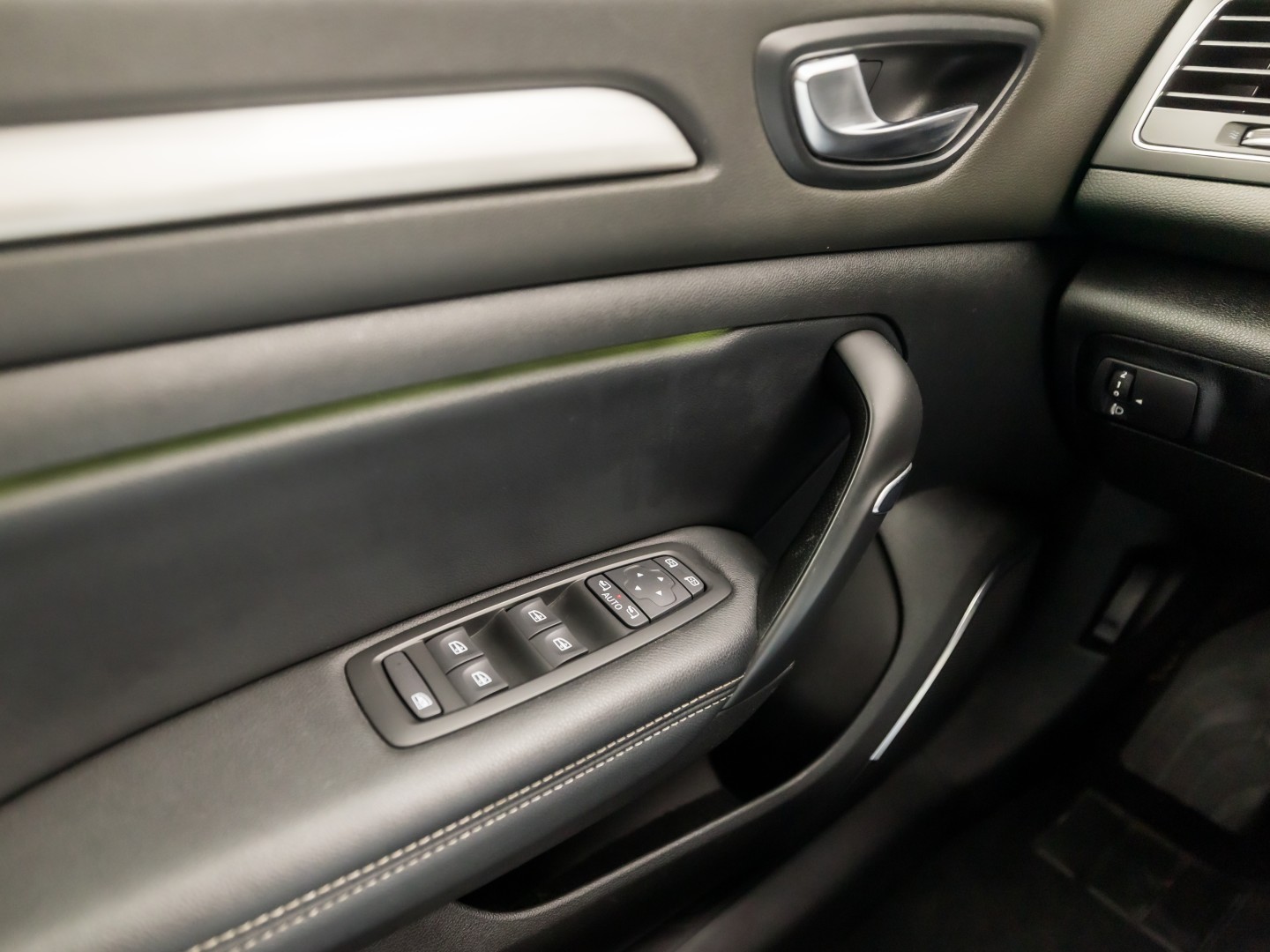 Renault Mégane Estate 1.2 TCe Bose Automaat (VIRTUAL COCKPIT, GROOT NAVI, LEDER/ALCANTARA, GETINT GLAS, STOELVERWARMING, SPORTSTOELEN, TREKHAAK, PARKEERSENSOREN, NIEUWSTAAT)
