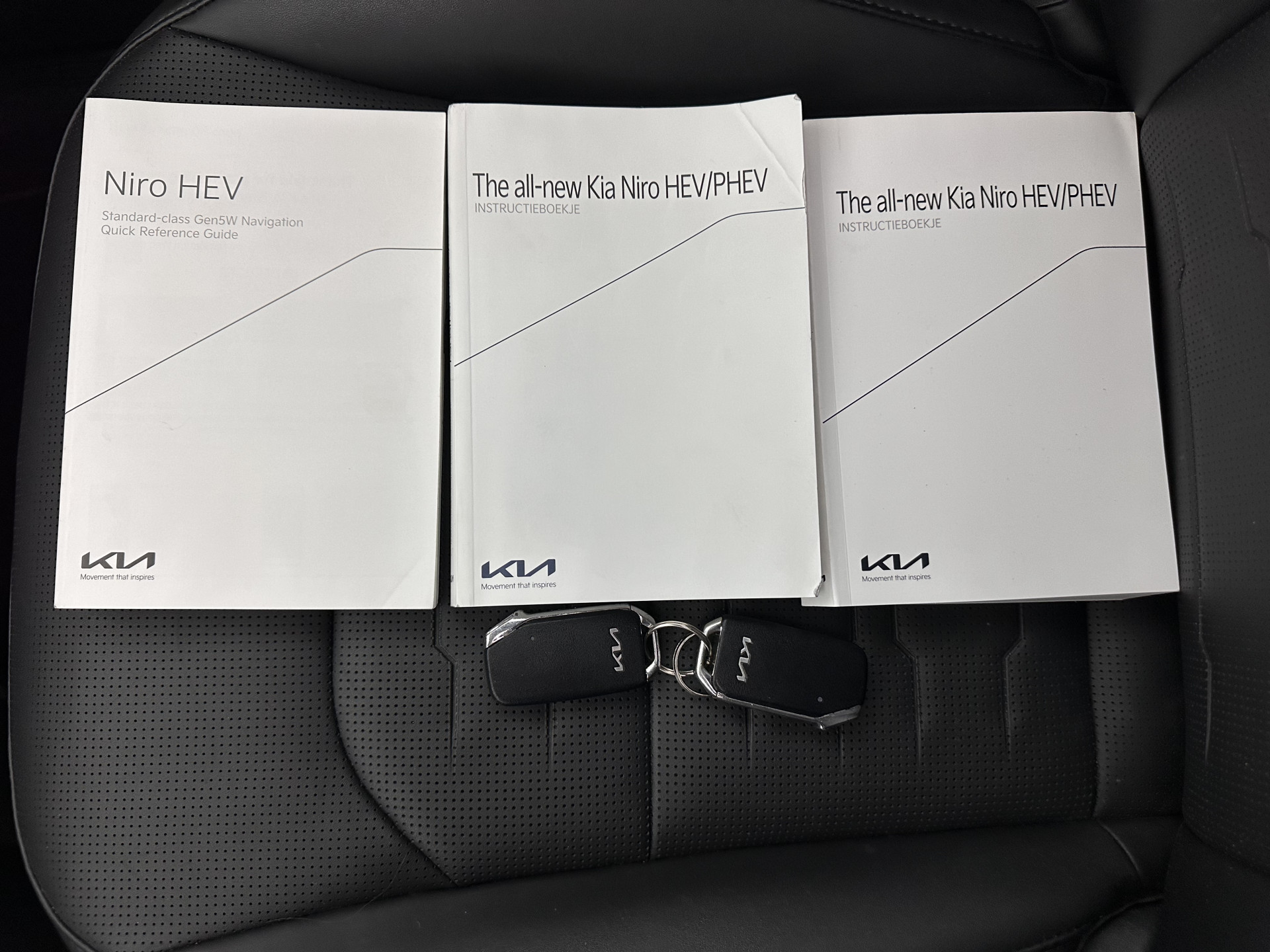 Kia Niro 1.6 GDi Hybrid Dynamic Plus Line (INCL-BTW) Aut. *PANO | HEAD-UP | LEATHER | DIGI-COCKPIT | NAVI-FULLMAP | DAB | ADAPTIVE-CRUISE | CAMERA | HEATED-COMFORTSEATS | KEYLESS | PRIVACYGLASS | SHIFTPADDLES | CARPLAY | TOWBAR | 16"