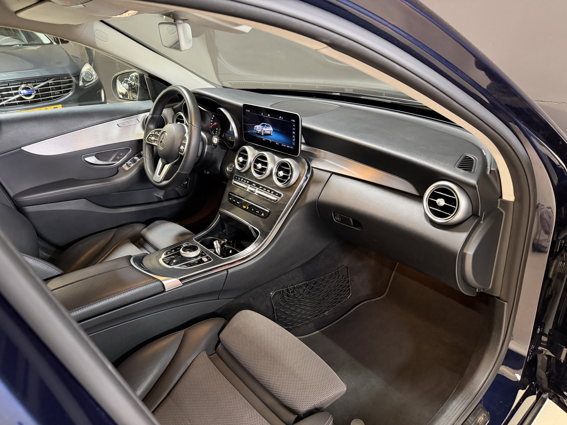 Mercedes-Benz C-klasse Estate 220 d Business Solution | Camera | Stoelverwarming | Elektr. trekhaak | Adaptive cruise | Full LED