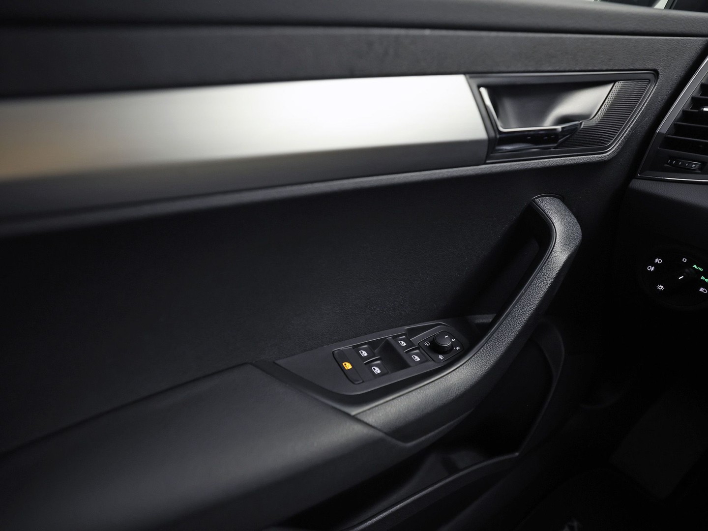 Škoda Karoq 1.5 TSI ACT Sport 150Pk (APPLE CARPLAY, CLIMATE, STOELVERWARMING, GETINT GLAS, SPORTSTOELEN, PARKEERSENSOREN, CRUISE, NIEUWSTAAT)