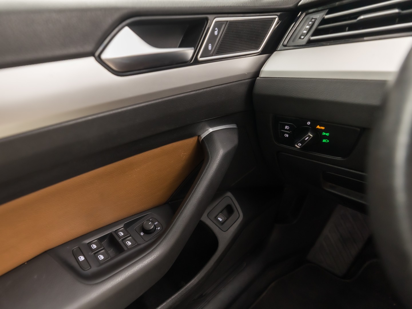 Volkswagen Passat Variant 1.4 TSI Sport (NAVIGATIE, CLIMATE, BRUIN LEDER, KEYLESS, PARKEERSENSOREN, SPORTSTOELEN, CRUISE, NIEUWE APK, NIEUWSTAAT)