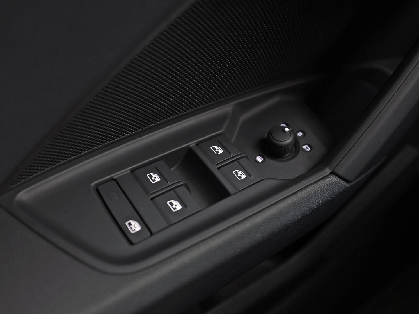 Audi A3 Sportback 40 TFSI e Sport 204Pk Automaat (APPLE CARPLAY, GROOT NAVI, LEDER, STOELVERWARMING, SPORTSTOELEN, ADAPTIVE CRUISE, GETINT GLAS, NIEUWSTAAT)