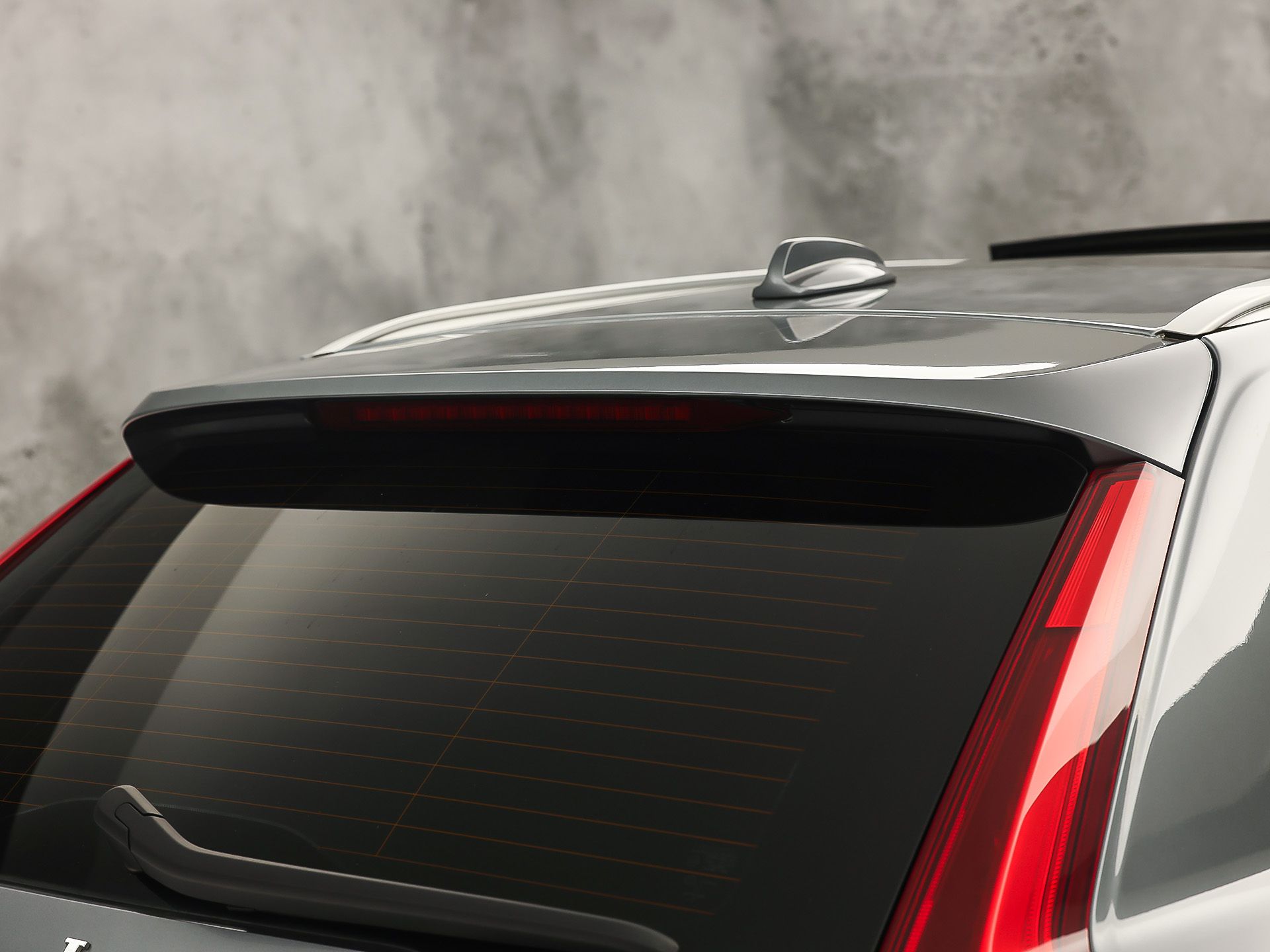 Volvo V90 2.0 T4 R-Design Automaat 190Pk (PANORAMADAK, HARMAN/KARDON, MEMORY SEATS, APPLE CARPLAY, GETINT GLAS, CAMERA, STOELVERWARMING, LEDER, NIEUWE APK, NIEUWSTAAT)