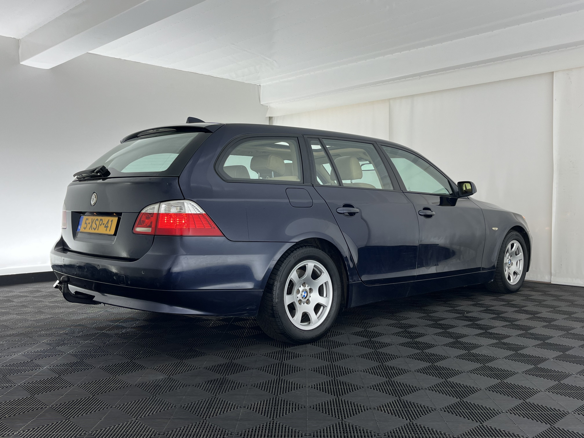 BMW 5-serie Touring 525d *PANO | LEATHER | NAVI-FULLMAP | HIFI-SOUND | ECC | HEATED-SPORTSEATS | PDC | CRUISE | TOWBAR | 16''ALU *