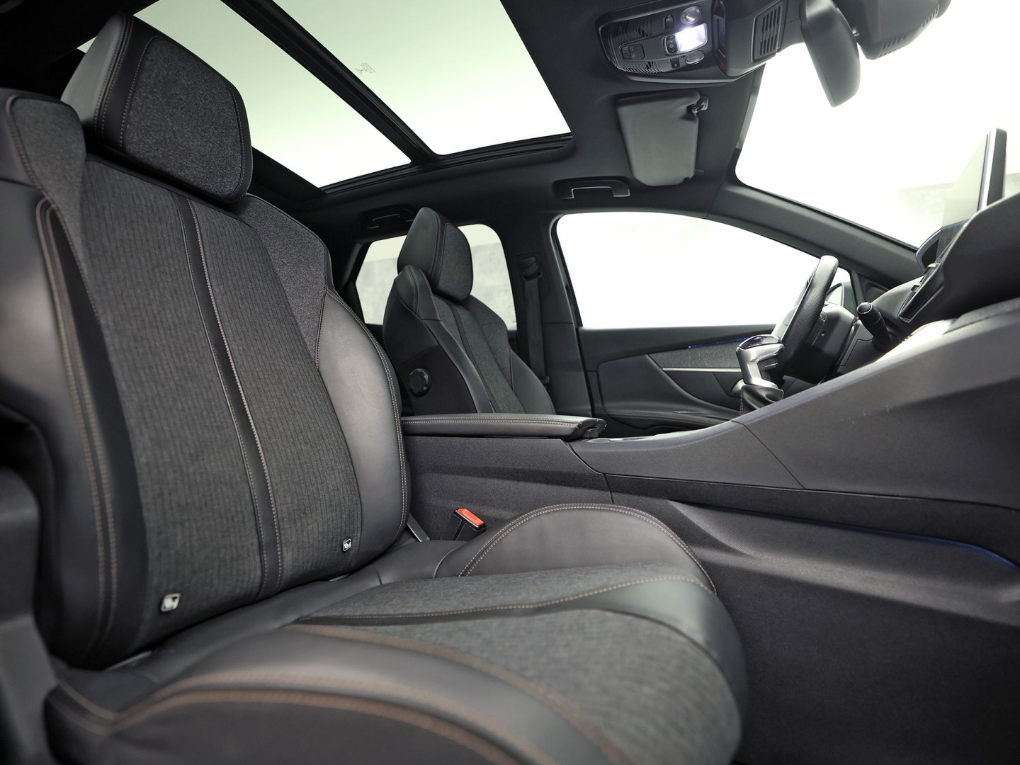 Peugeot 3008 1.2 PureTech GT Line (PANORAMADAK, APPLE CARPLAY, KEYLESS, 360 CAMERA, SPORTSTOELEN, GETINT GLAS, LED KOPLAMPEN, DRIVE MODE, NIEUWSTAAT)