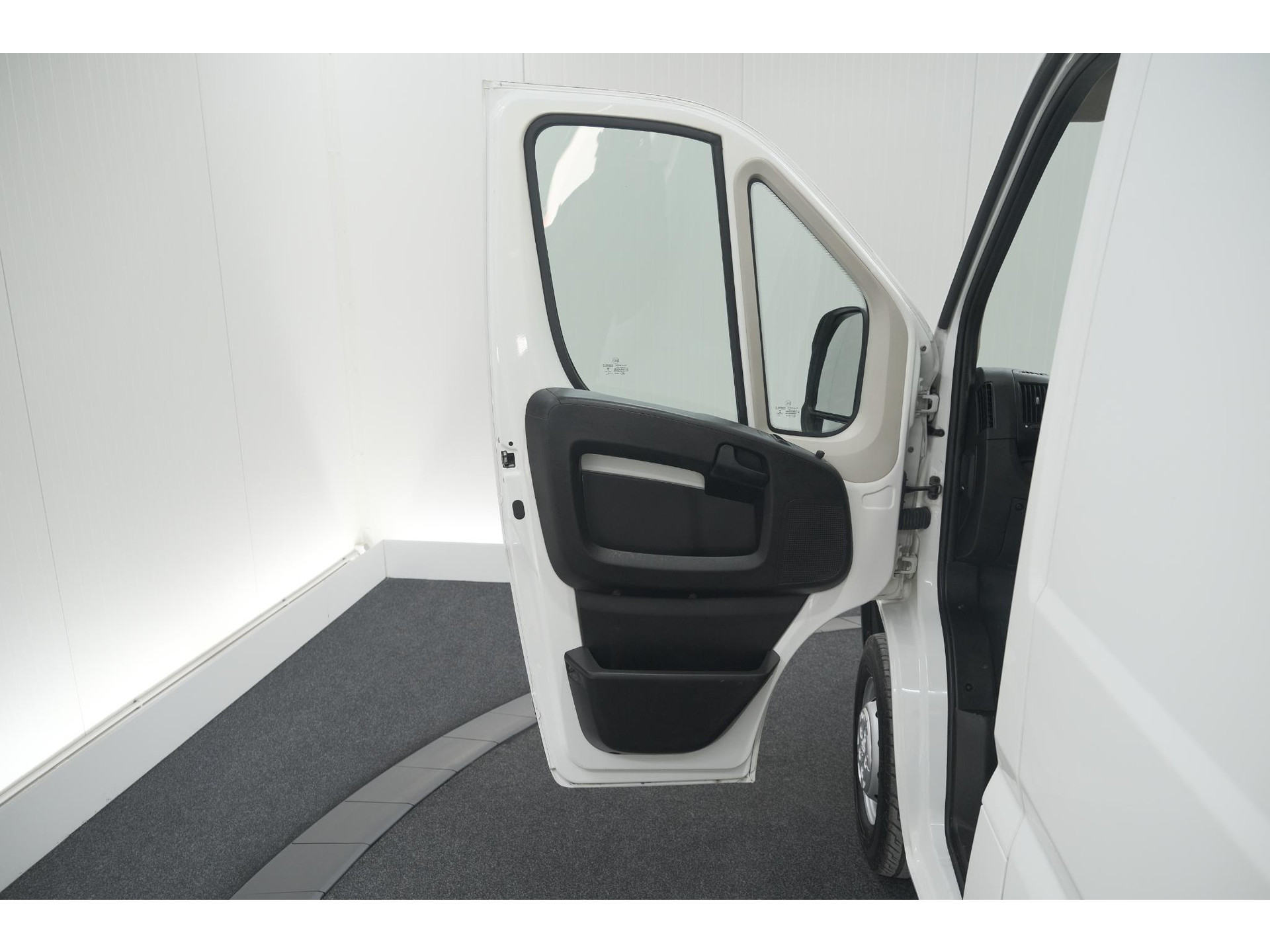 Peugeot Boxer 330 2.2 BlueHDi 140 L2H2 Premium | Navigatie | Houtenvloer In Laadruimte | Airco