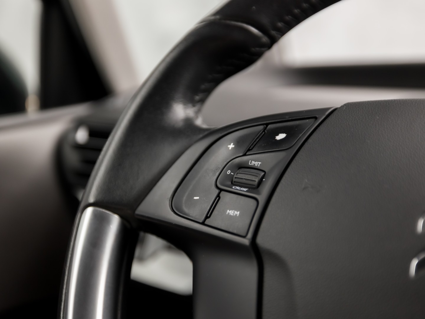 Citroën Grand C4 Spacetourer 1.2 PureTech Sport 7 Persoons Automaat 131Pk (APPLE CARPLAY, DB-RIEM VERVANGEN, GROOT NAVI, CAMERA, GETINT GLAS, TREKHAAK, NIEUWE APK, NIEUWSTAAT)