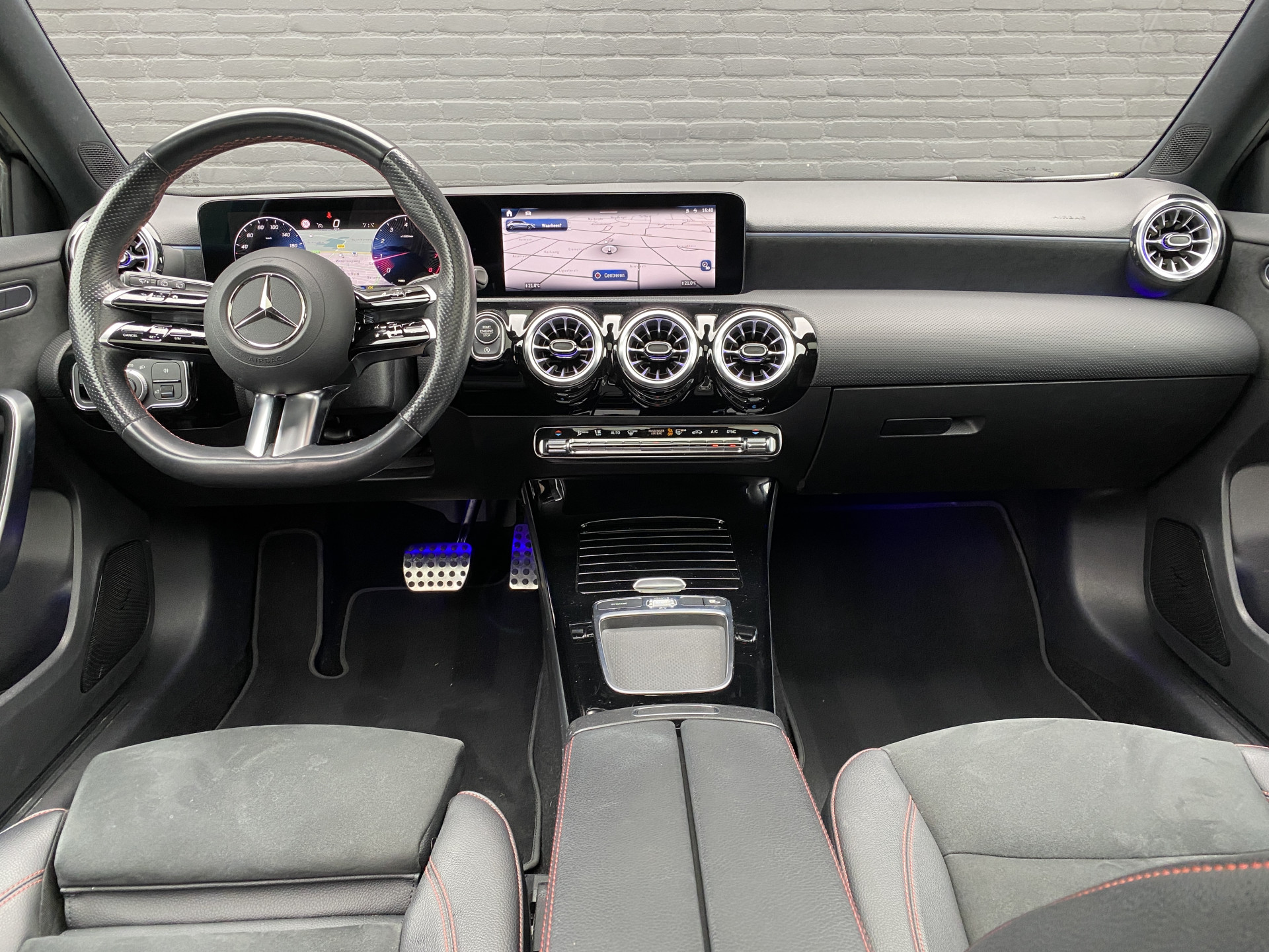 Mercedes-Benz A-klasse 180 AMG Line AUT. | 1e eigenaar | dealer onderh. | panoramadak | camera | night pakket | sfeerverlichting