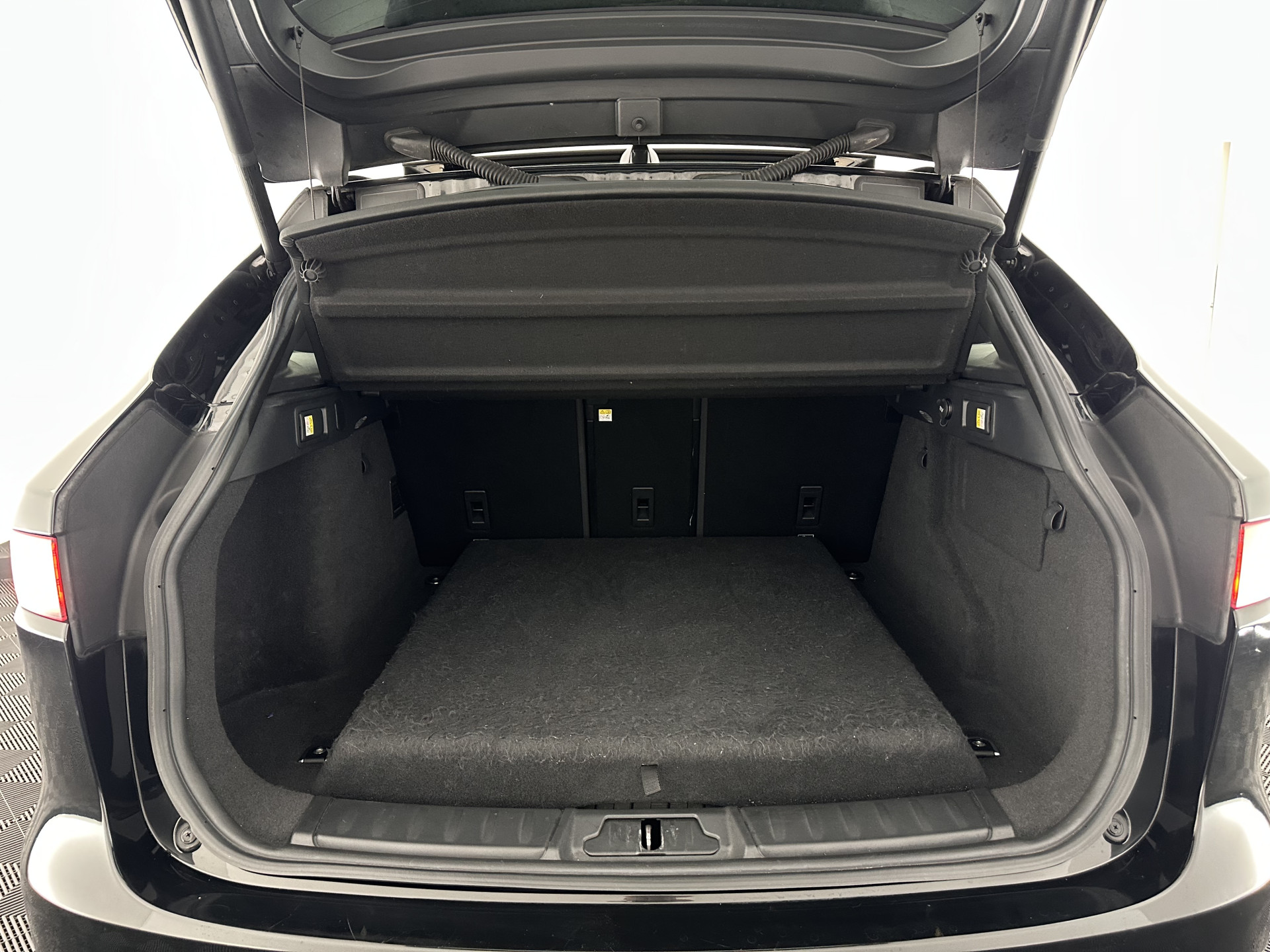 Jaguar F-PACE 3.0 S AWD R-Dynamic Aut *PANO | LEATHER | BLINDSPOT | FULL-LED | MERIDIAN-AUDIO | HEATED-SPORTSEATS | NAVI-FULLMAP | KEYLESS | CAMERA | CARPLAY | SHIFTPADDLES | PDC | LANE-ASSIST | MEMORY-PACK | DIGI-COCKPIT | .