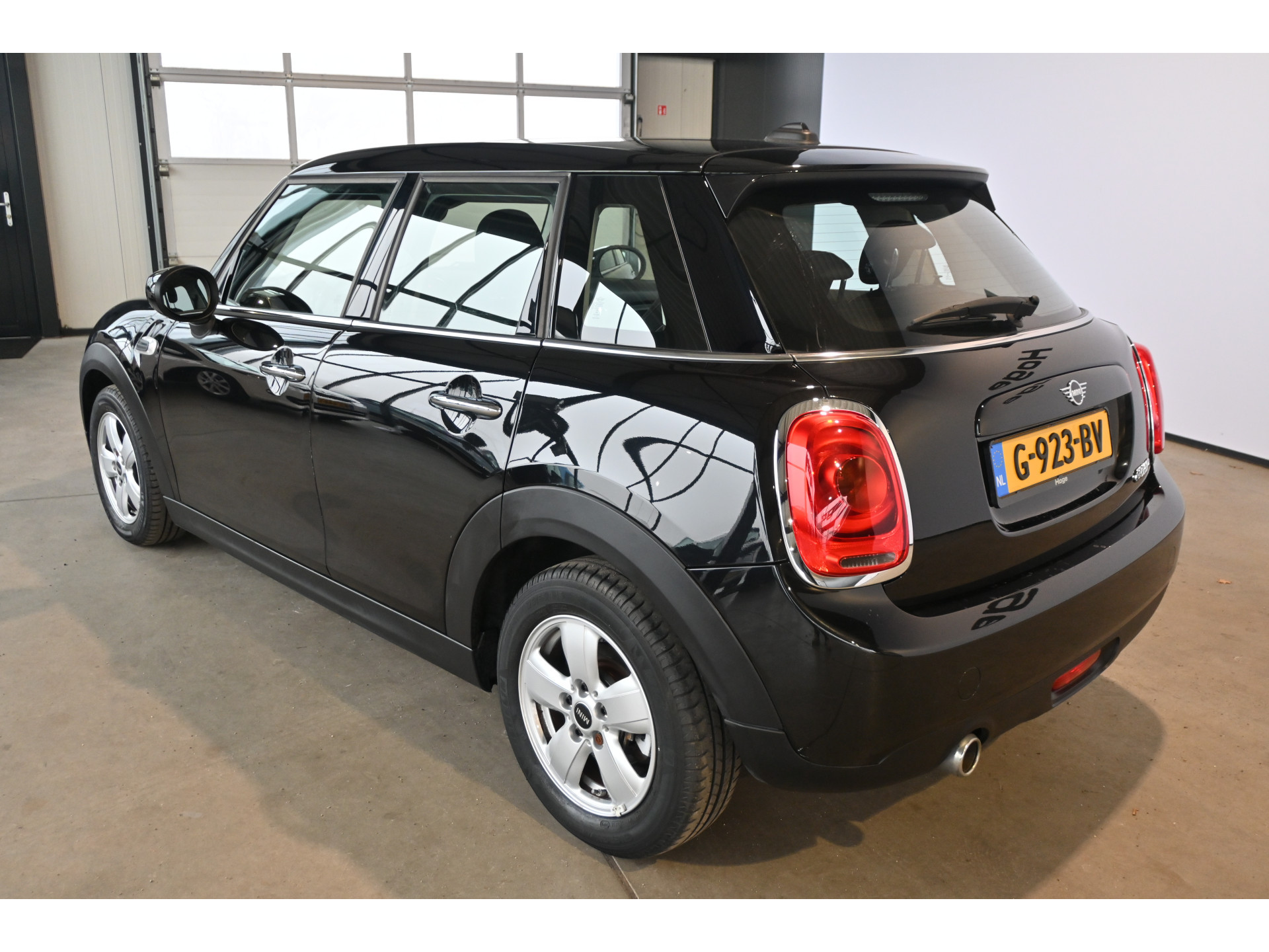 MINI Mini 1.5 Cooper Airco Navigatie LED Cruise Control Direct Leverbaar! Rijklaarprijs Inruil Mogelijk!