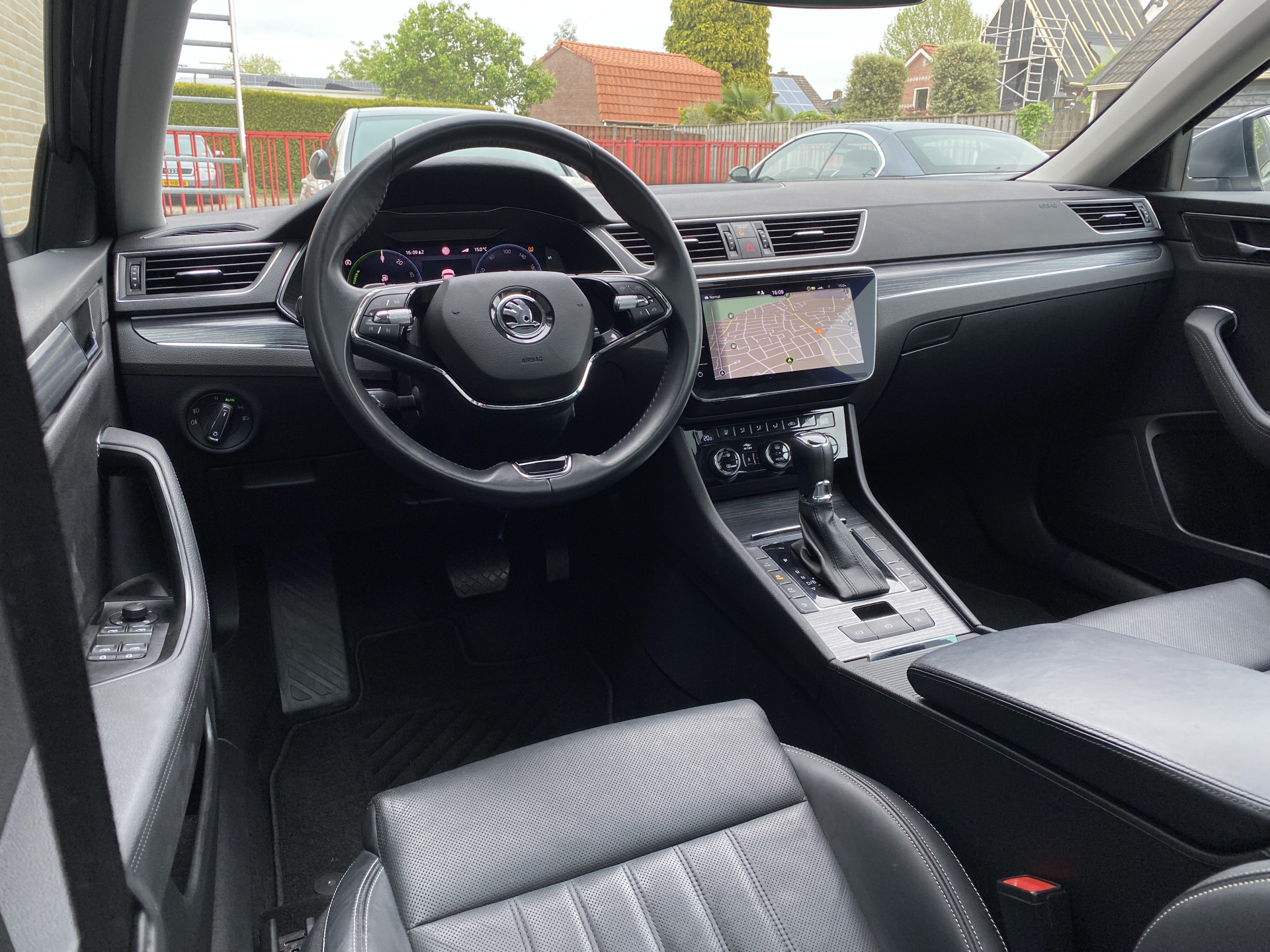 ŠKODA Superb Combi 1.4 TSI iV 218 pk Business Edition Plus AUT. | 1e eigenaar | navigatie | panoramadak | trekhaak | leder interieur