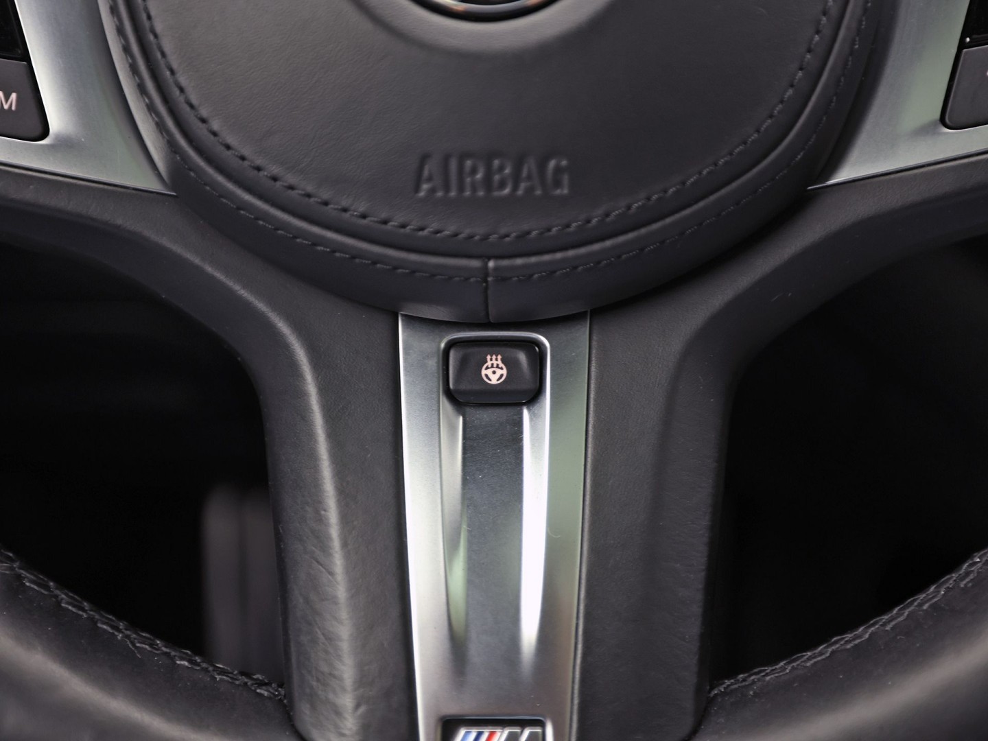 BMW 1 Serie 118i M Sport Automaat (PANORAMADAK, M PAKKET, DEALER ONDERHOUDEN, STUUR/STOELVERWARMING, CAMERA, BRUIN LEDER, SPOILER, BLACK PACK, SFEERVERLICHTING, NIEUWSTAAT)