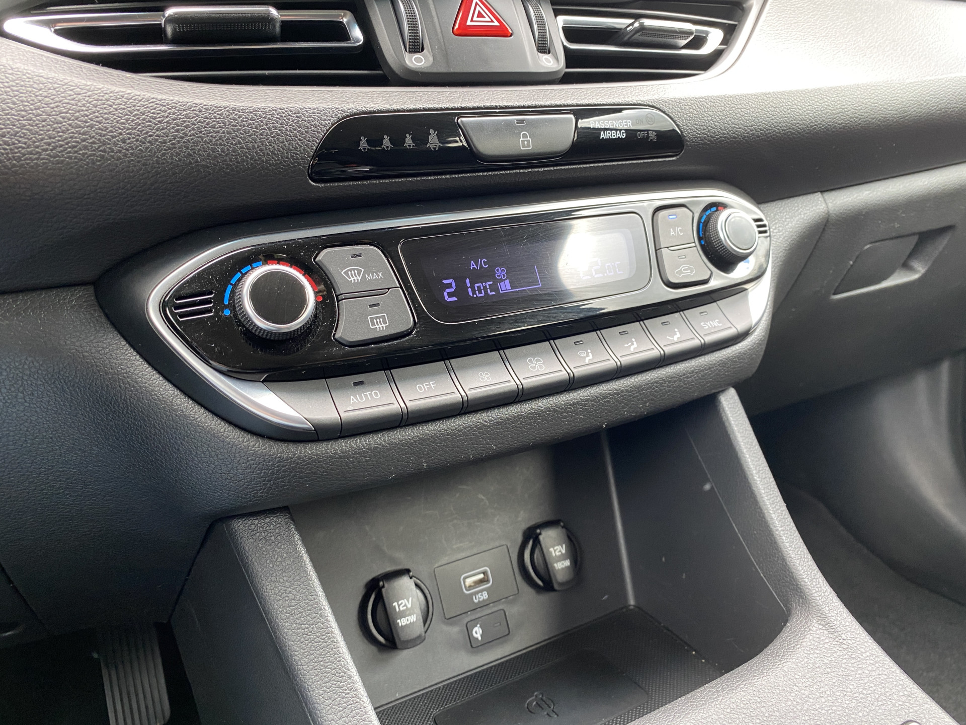 Hyundai i30 Wagon 1.5 T-GDi  MHEV 160 pk Comfort Smart AUT. | navigatie | stoel-/stuurverw. | camera | trekhaak | parkeersensoren