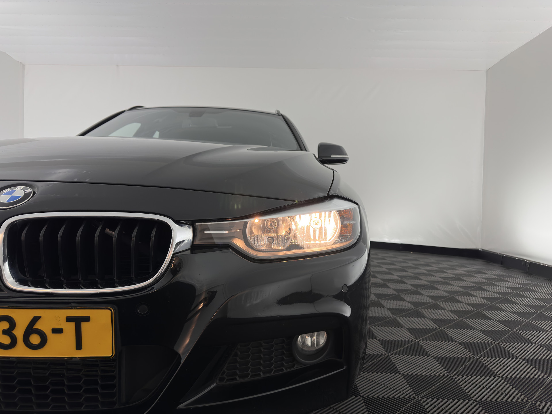 BMW 3-serie Touring 318d High Executive M-Sportpack Aut. *FULL-LEATHER | HEATED-SPORTSEATS | NAVI-FULLMAP | ECC | PDC | CRUISE | 18''ALU*