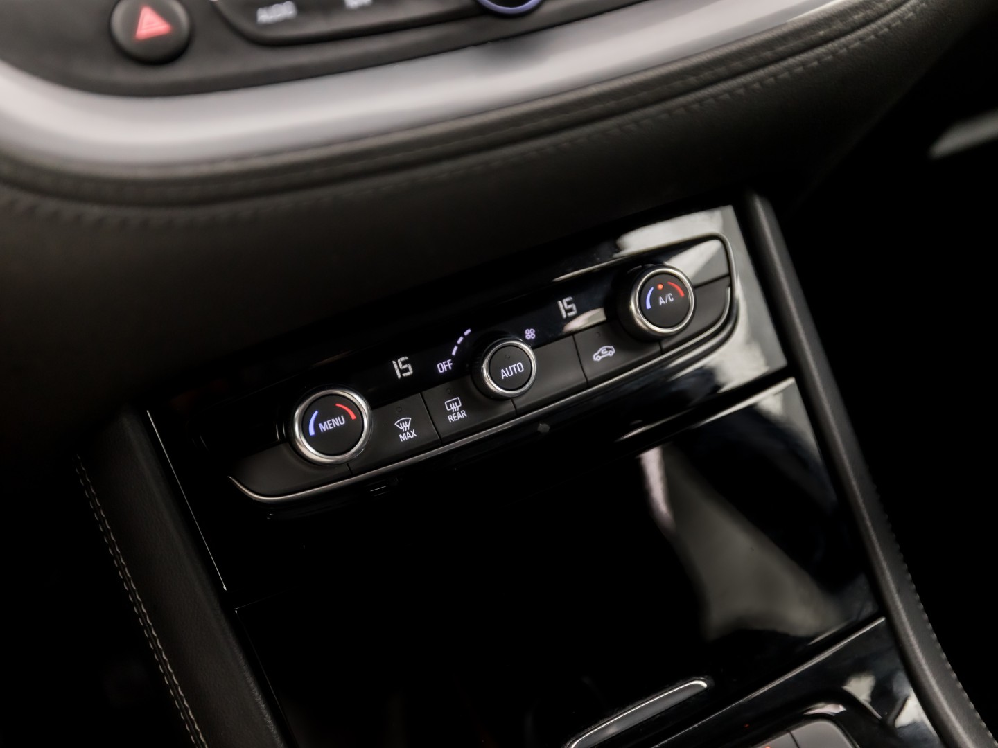 Opel Grandland X 1.2 Innovation Turbo Sport (APPLE CARPLAY, GROOT NAVI, CLIMATE, LEDER, CAMERA, SPORTSTOELEN, GETINT GLAS, CRUISE, NIEUWSTAAT)