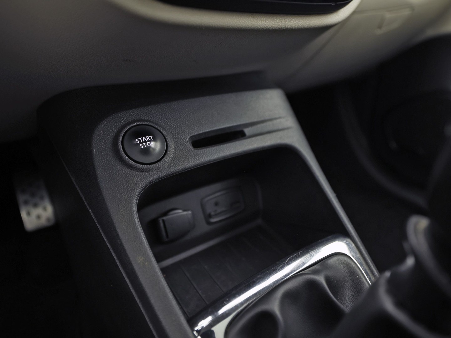 Renault Captur 1.2 TCe Initiale Paris (PANORAMADAK, NAVIGATIE, LEDER, STOELVERWARMING, CLIMATE, CAMERA, SPORTSTOELEN, GETINT GLAS, CRUISE, NIEUWSTAAT)