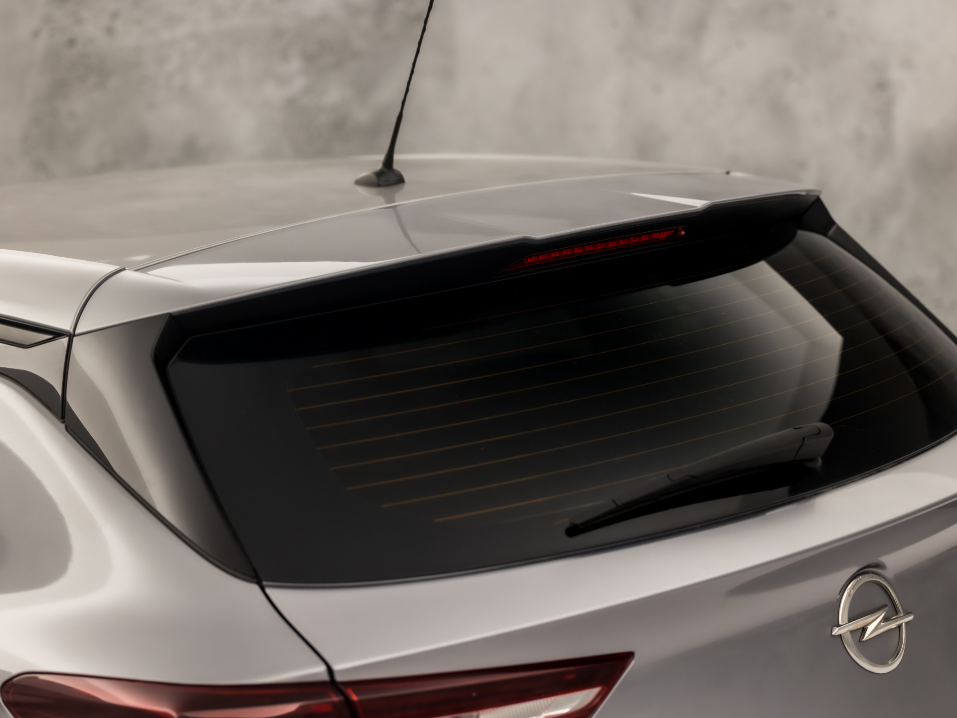 Opel Grandland X 1.2 Turbo Sport (APPLE CARPLAY, NAVIGATIE, GETINT GLAS, CRUISE, SPORTSTOELEN, ARMSTEUN, LM VELGEN, NIEUWE APK, NIEUWSTAAT)