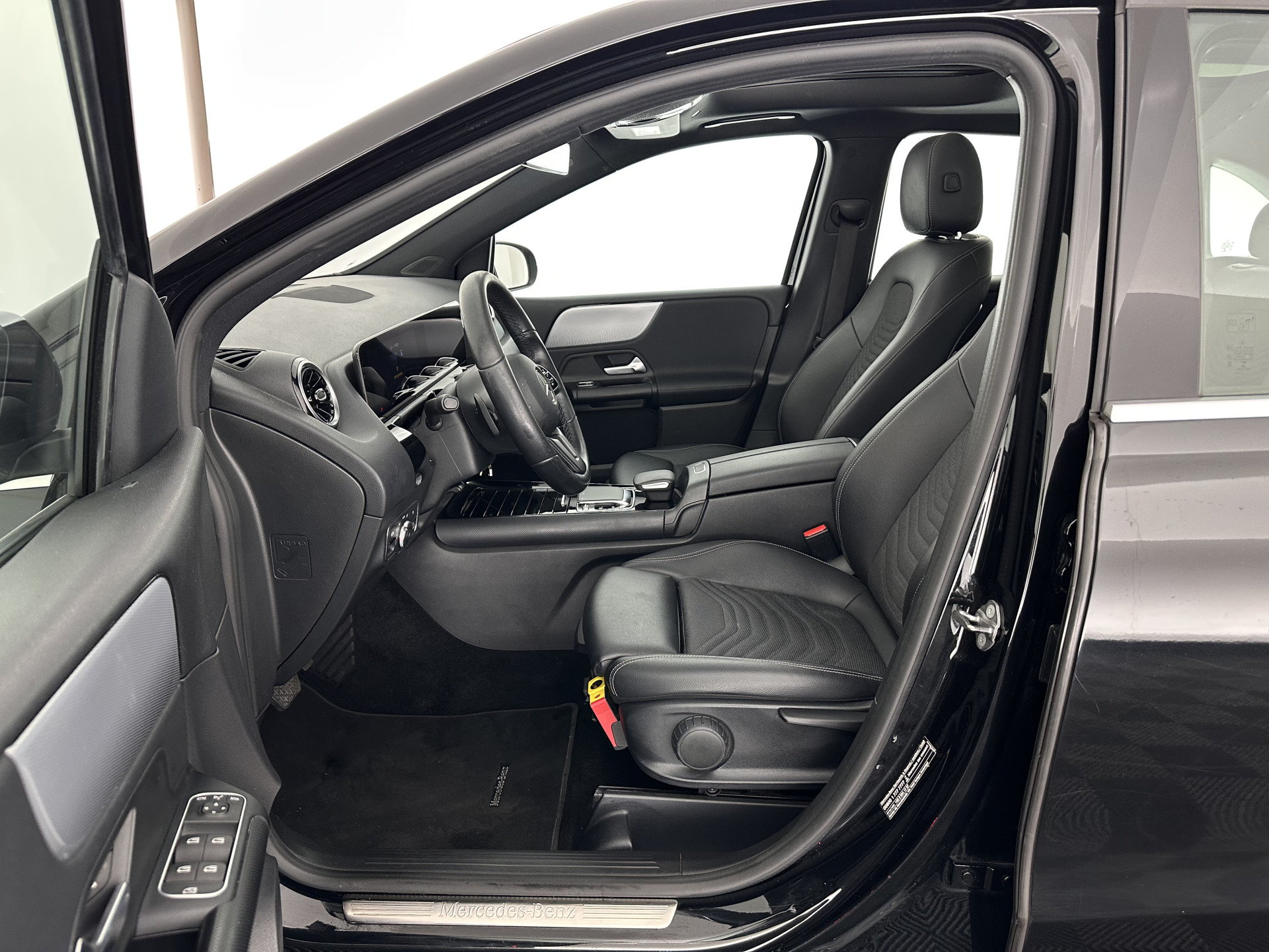 Mercedes-Benz B-klasse 180d Launch Edition Premium Plus (INCL-BTW) Aut. *PANO | LEATHER-MICROFIBRE | KEYLESS |  FULL-LED | WIDESCREEN-DIGI-COCKPIT | CAMERA | COMFORTSEATS | NAVI-FULLMAP | ECC | CARPLAY | PDC | CRUISE | 17''ALU*