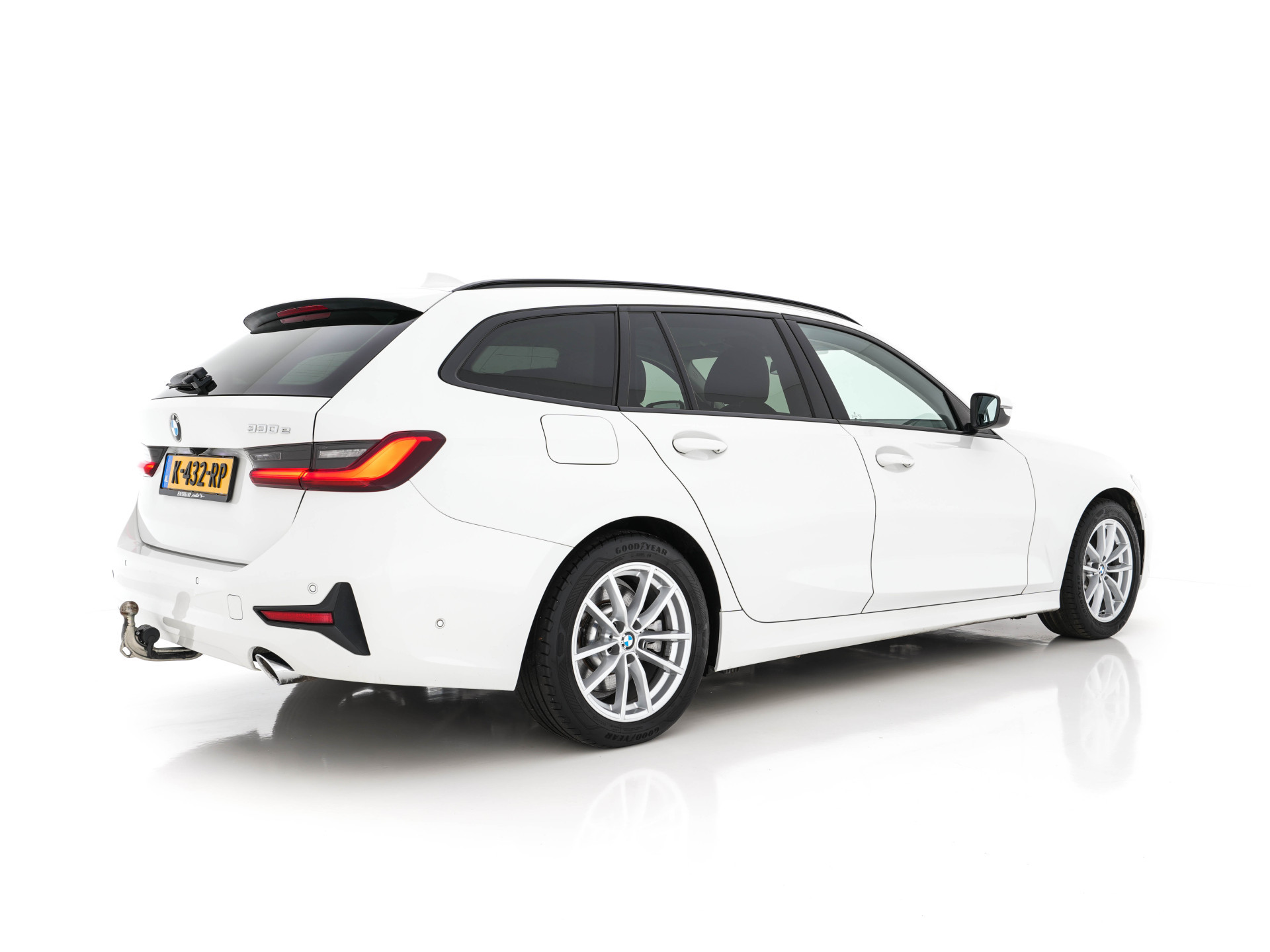 BMW 3-serie Touring 330e Plug-In (INCL-BTW) *LUXURY-LEATHER | NAVI-FULLMAP |  DIGI-COCKPIT | FULL-LED | DAB | ECC | PDC | ADAPTIVE-CRUISE | HEATED-SPORSEATS | KEYLESS | PRIVACY-GLASS | KEYLESS | CARPLAY | TOWBAR | 17"ALU*